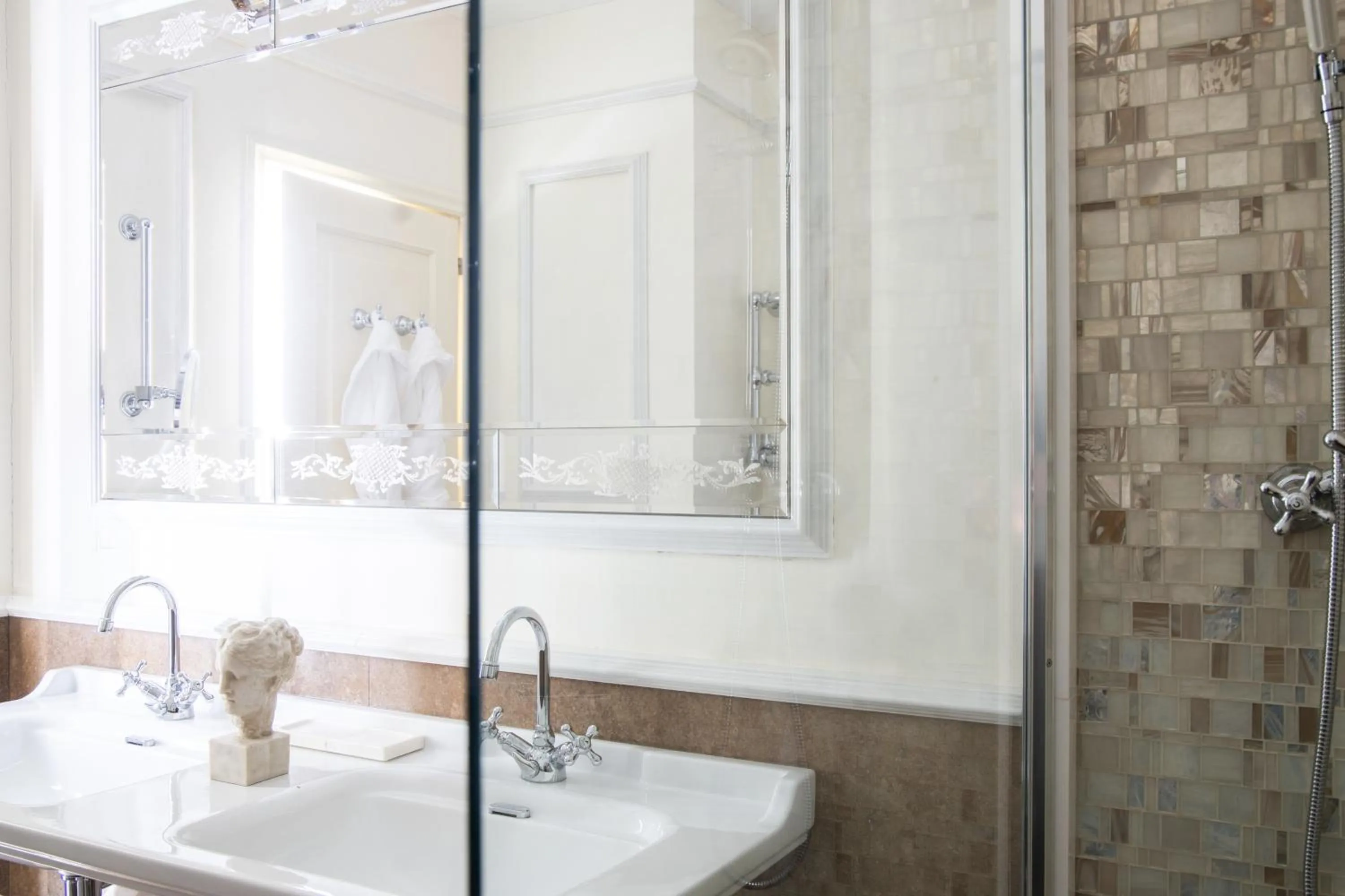 Shower in Londra Palace Venezia