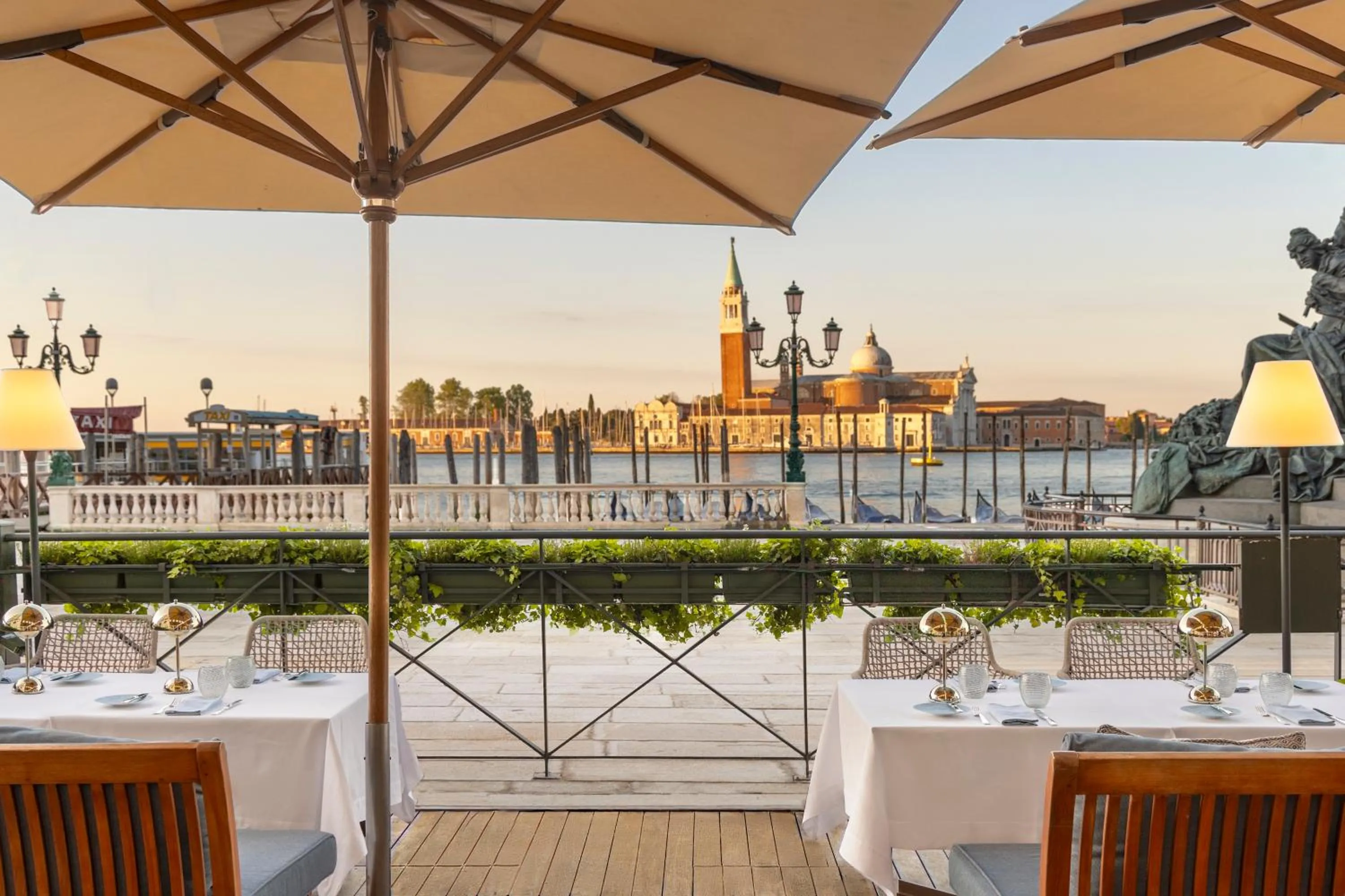 Restaurant/places to eat in Londra Palace Venezia