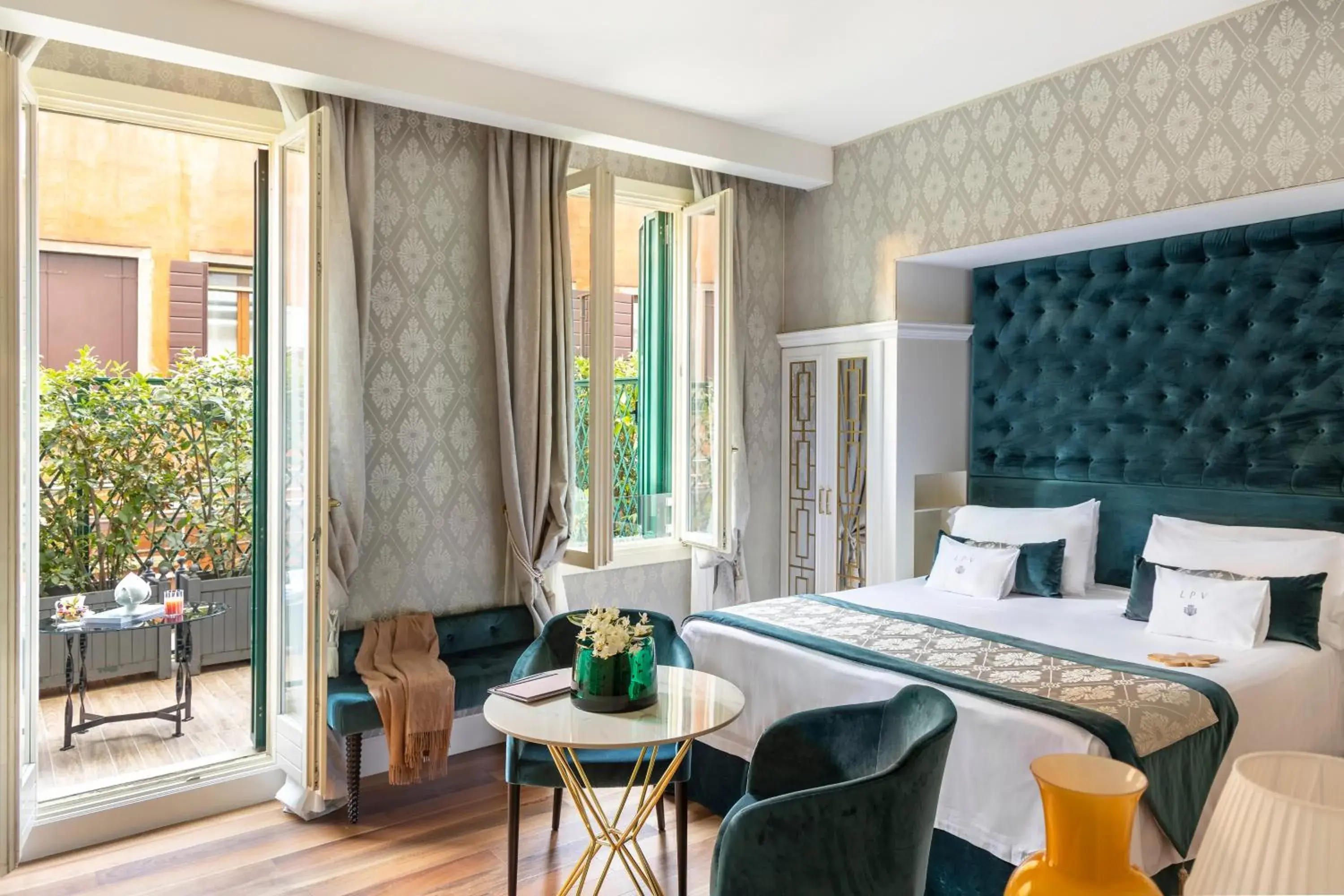 Classic Double or Twin Room with City View in Londra Palace Venezia Classic Double or Twin Room with City View in Londra Palace Venezia