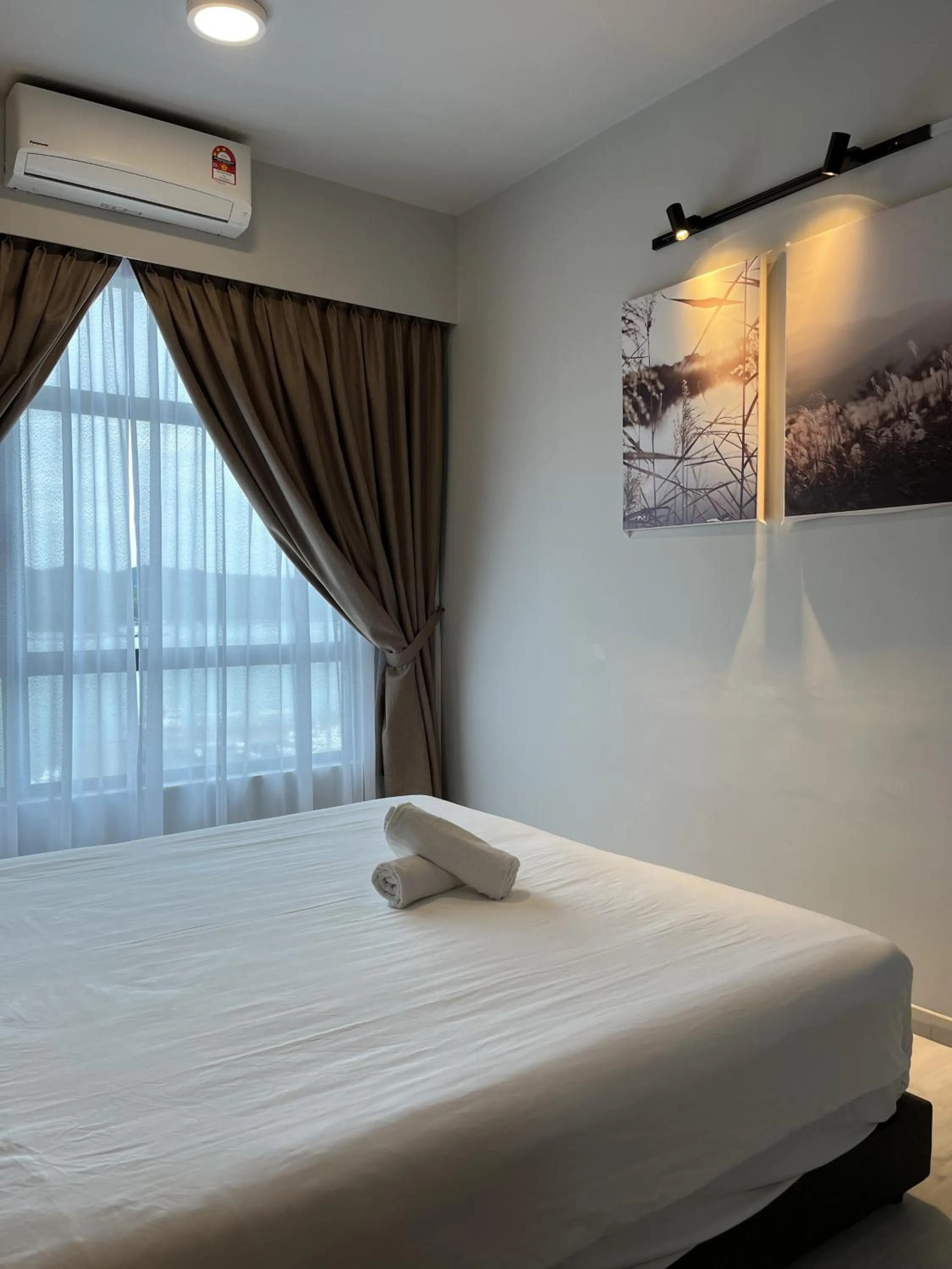 Bed in Splendours Condos@Jesselton Quay