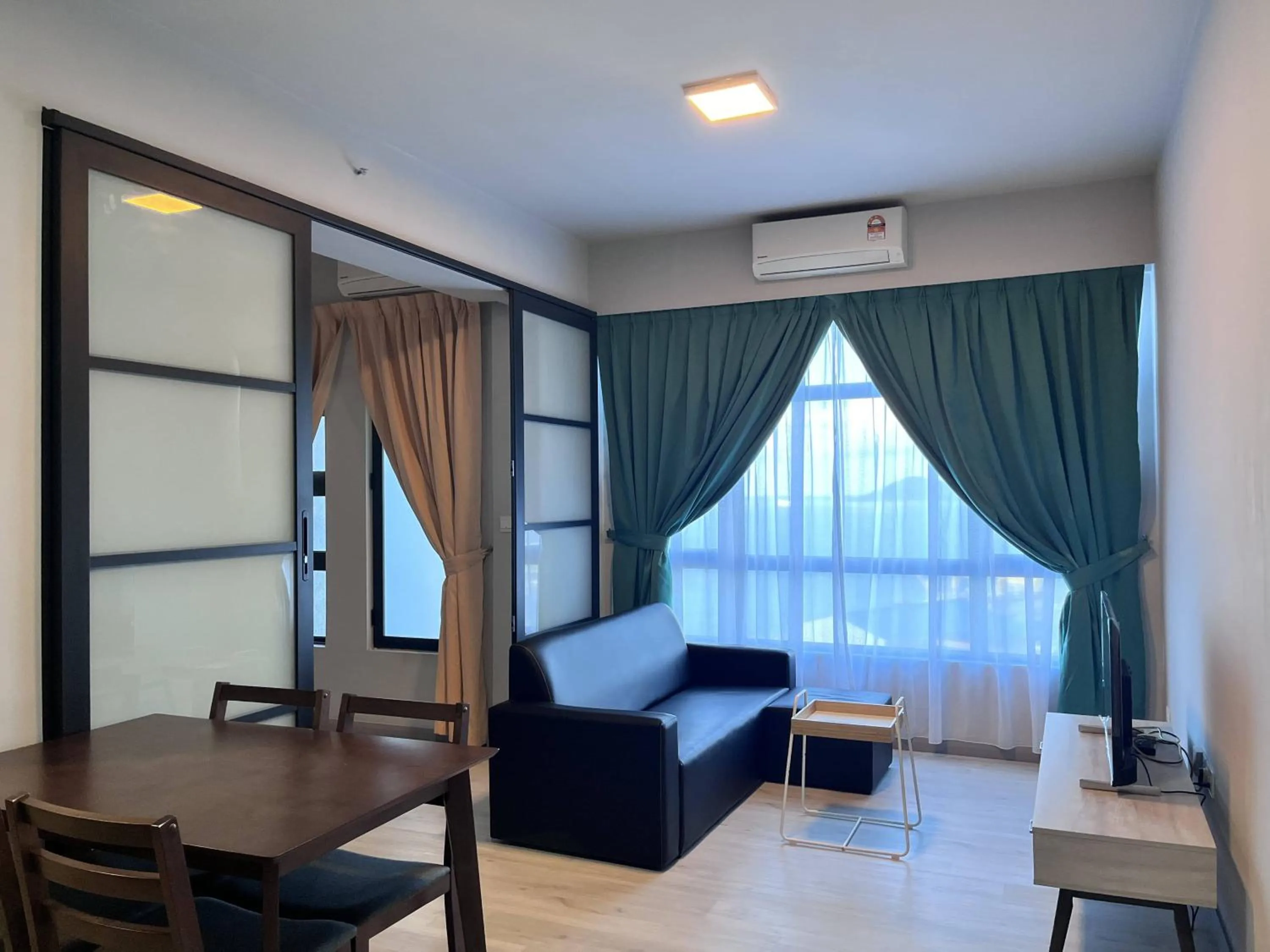 Bed in Splendours Condos@Jesselton Quay