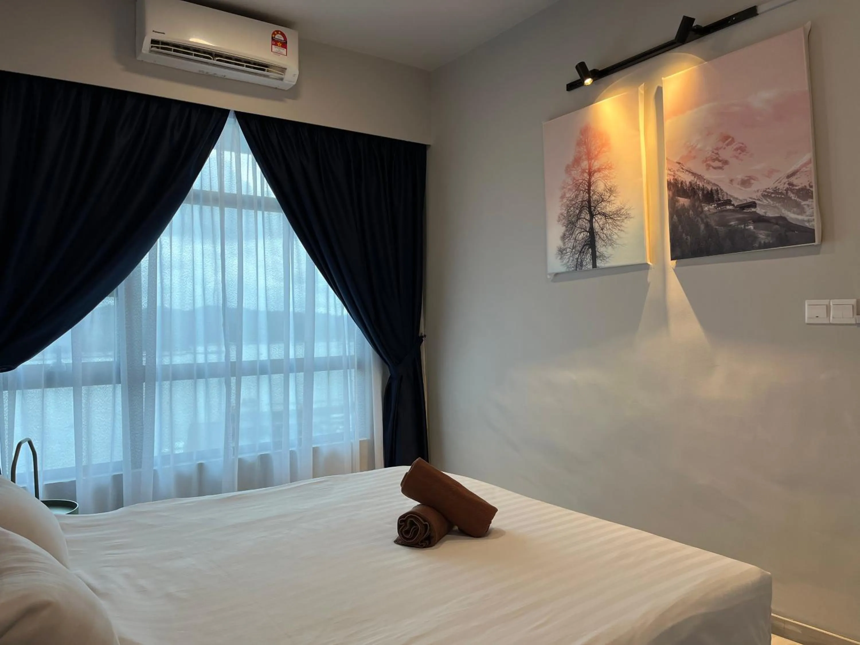 Bed in Splendours Condos@Jesselton Quay