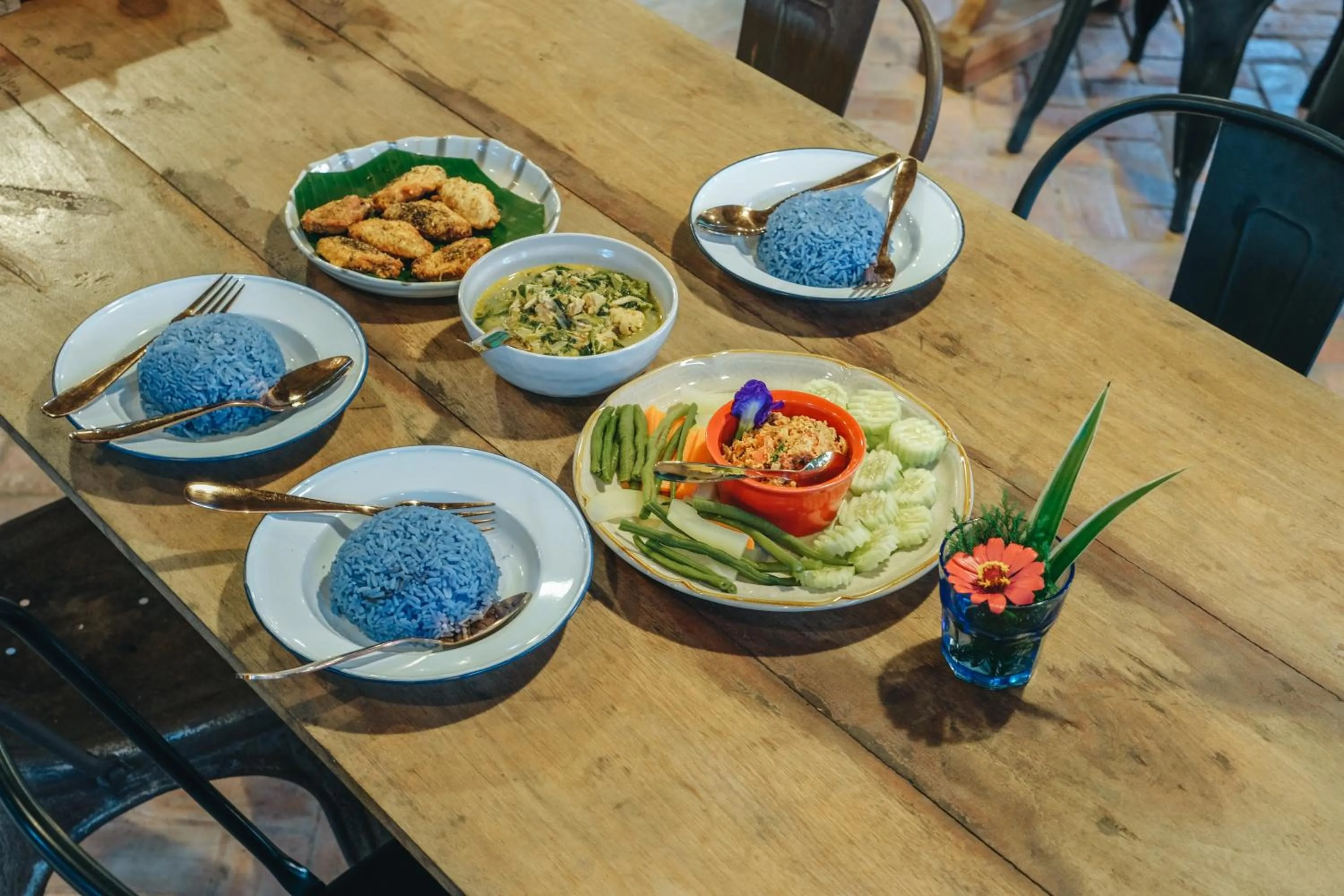 Food and drinks in THE RIVER RUNS CHIANG KLANG