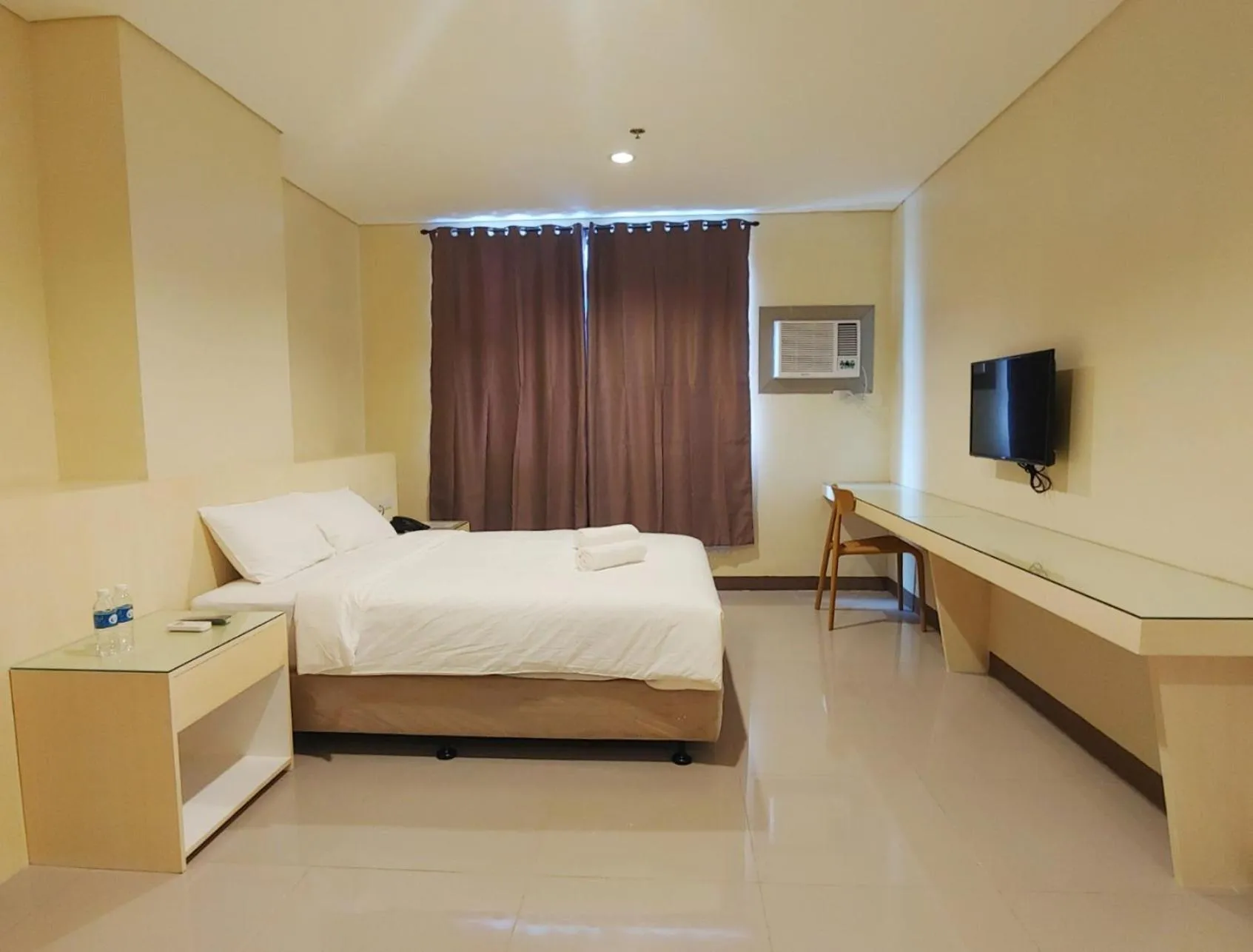 Photo of the whole room, Bed in Kaizen Suites