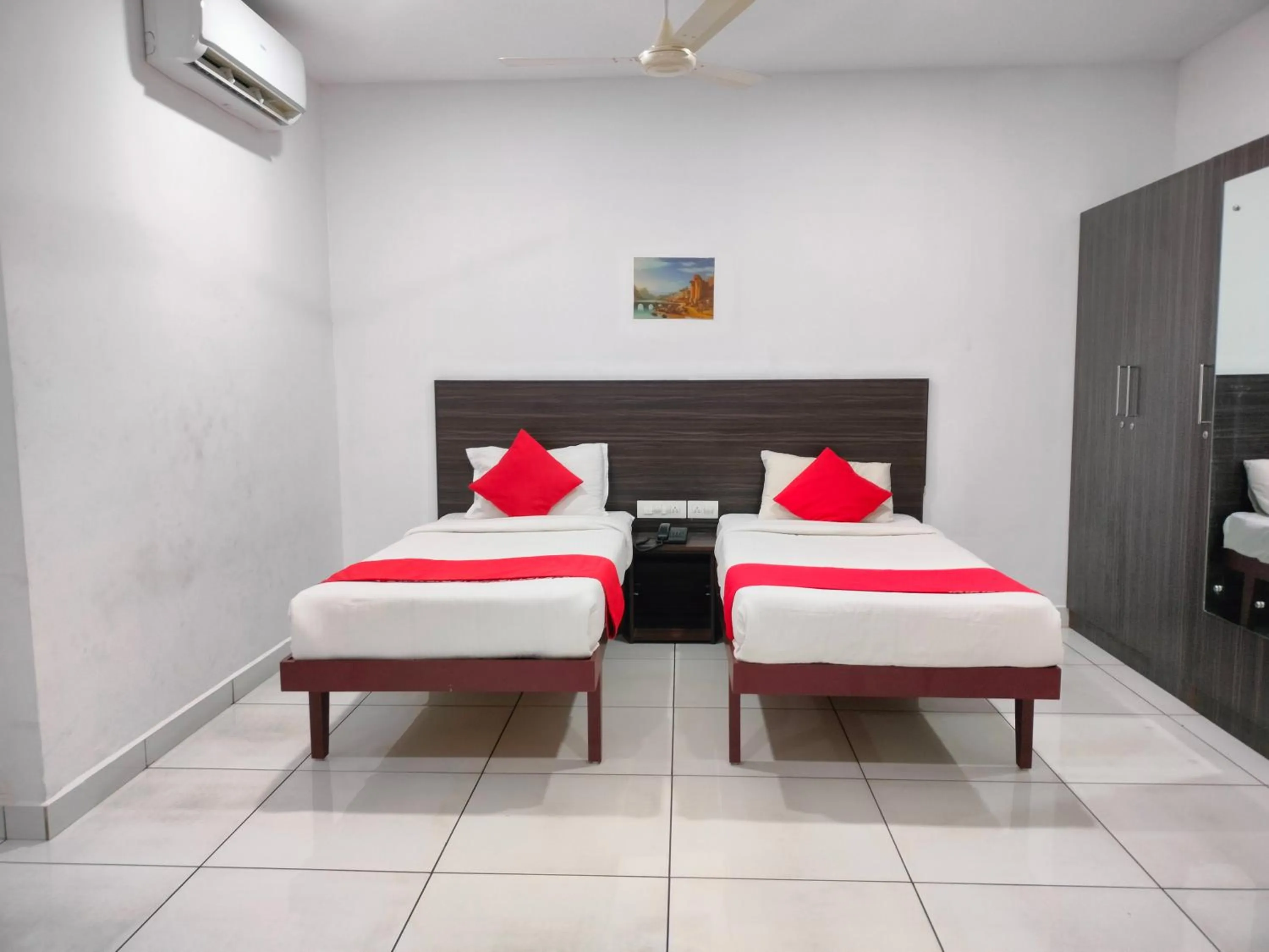 Bed in Kings Fort Rooms Thrippunithura