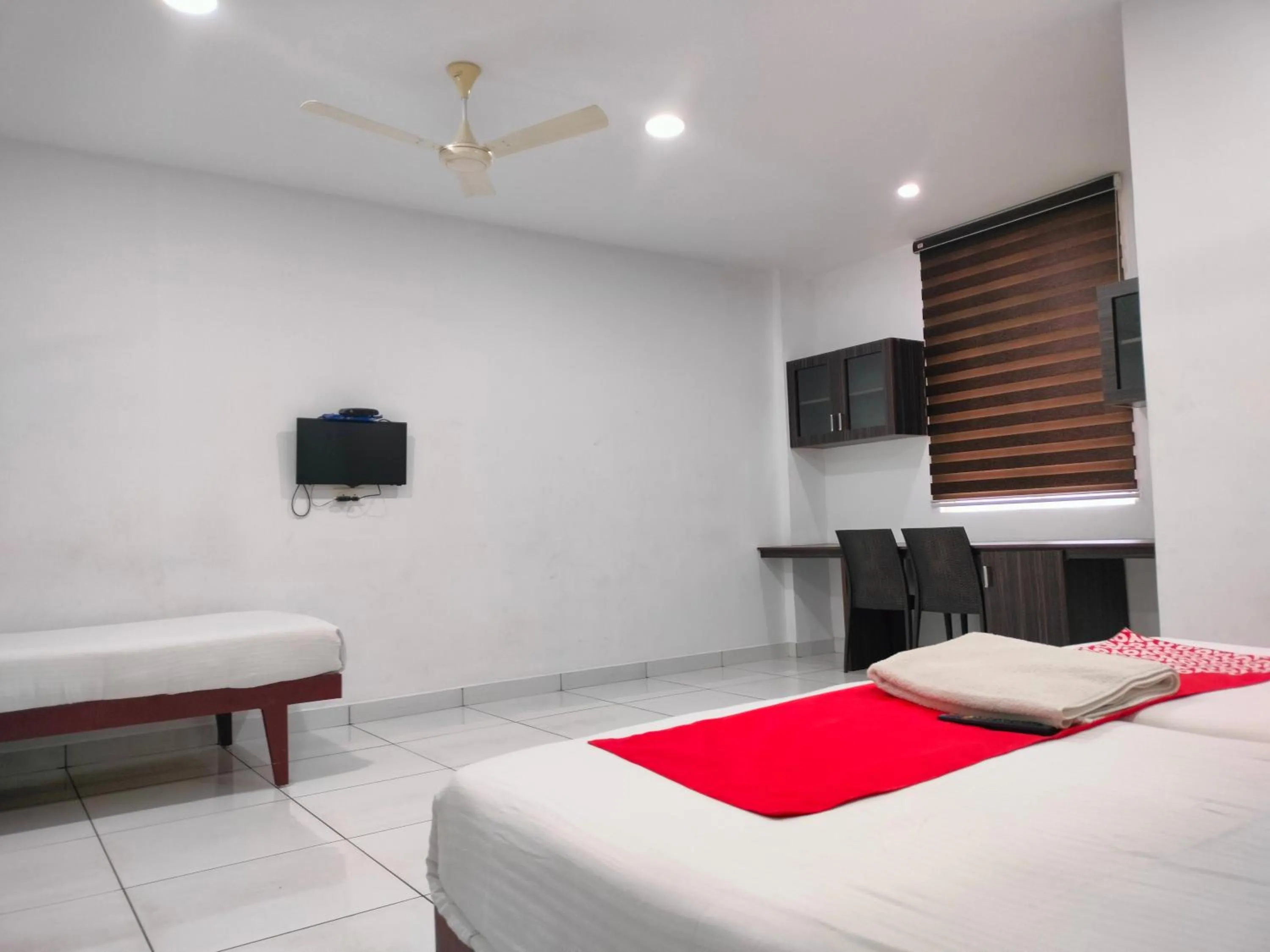 Communal lounge/ TV room, Bed in Kings Fort Rooms Thrippunithura