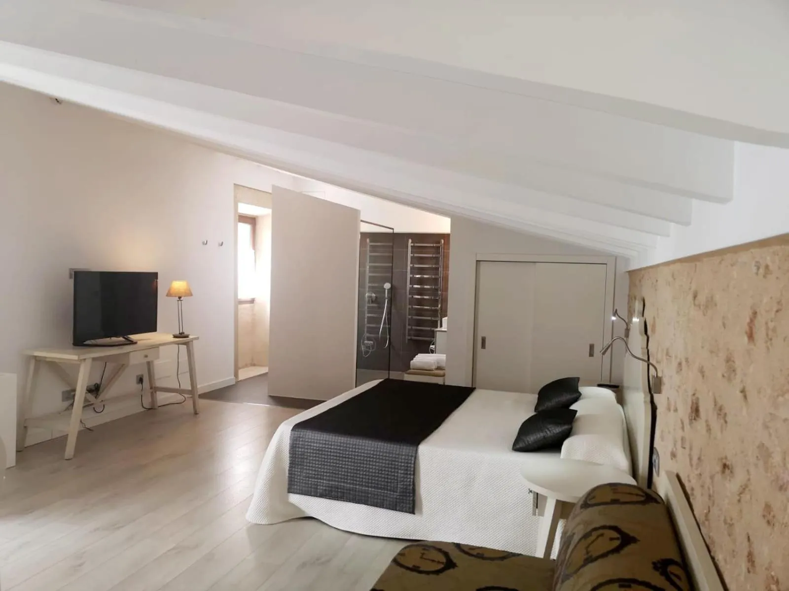 Photo of the whole room, Bed in Bennoc Petit Hotel