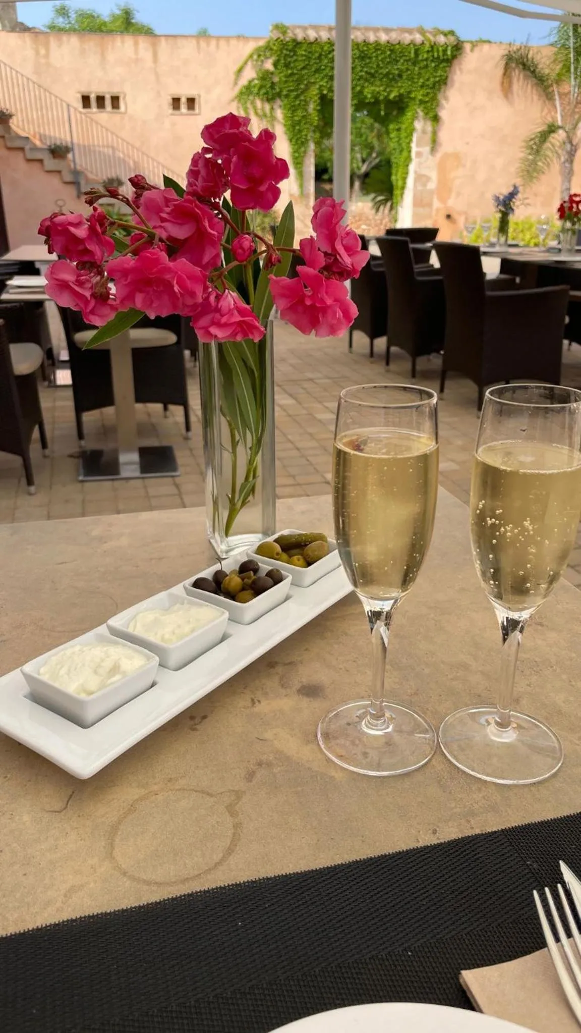 Restaurant/places to eat in Bennoc Petit Hotel