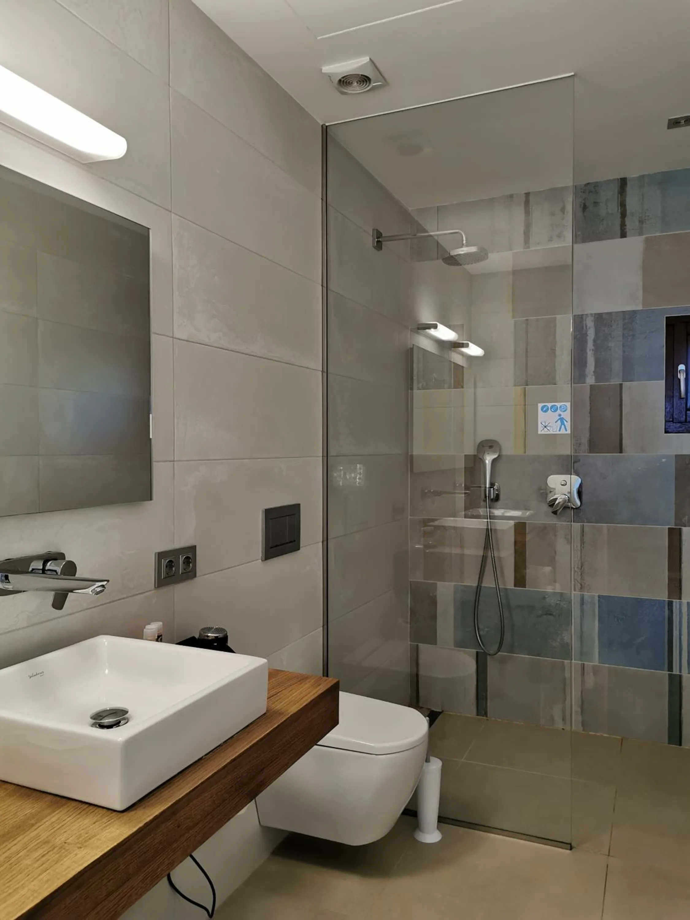 Shower in Bennoc Petit Hotel