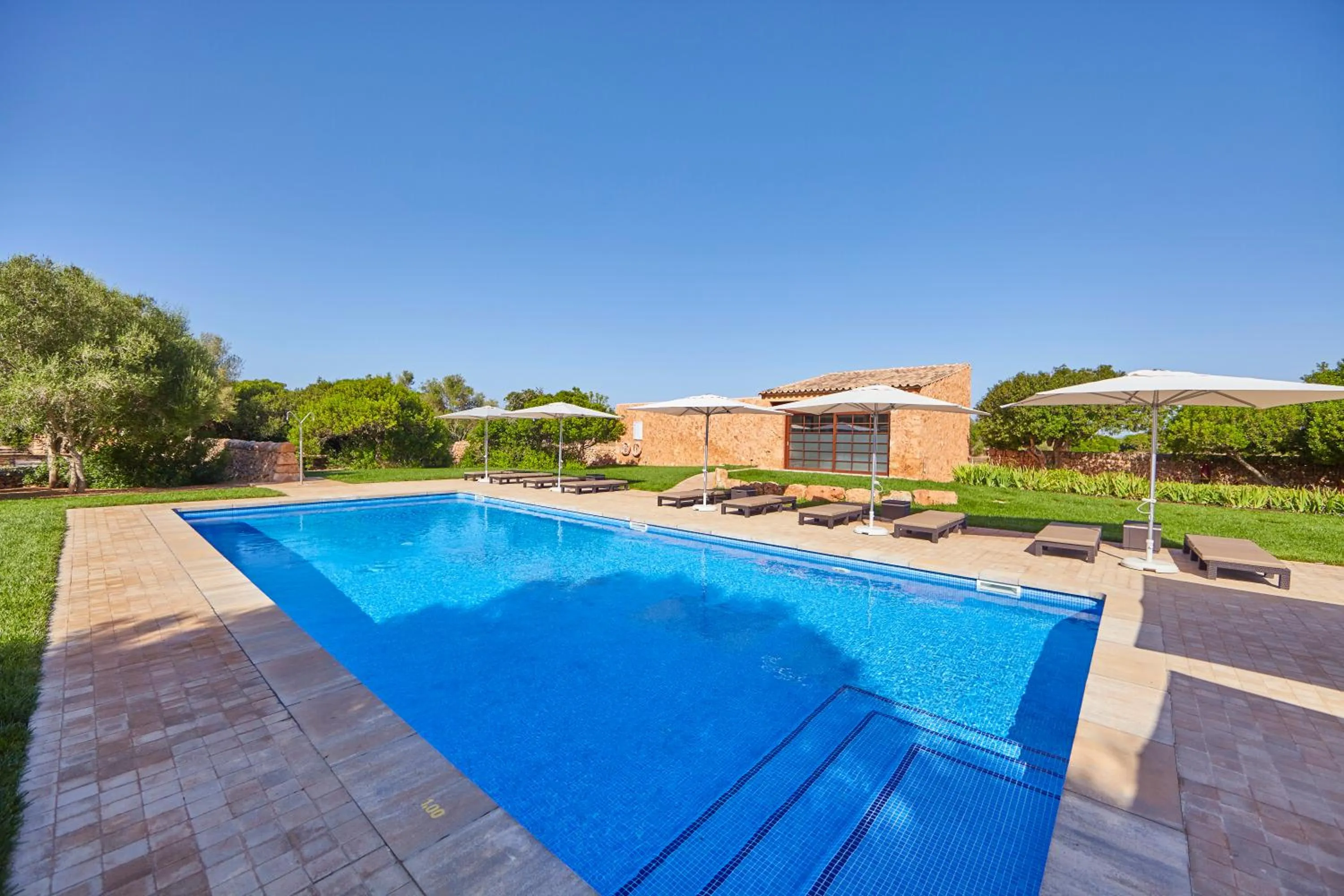 Swimming pool in Bennoc Petit Hotel