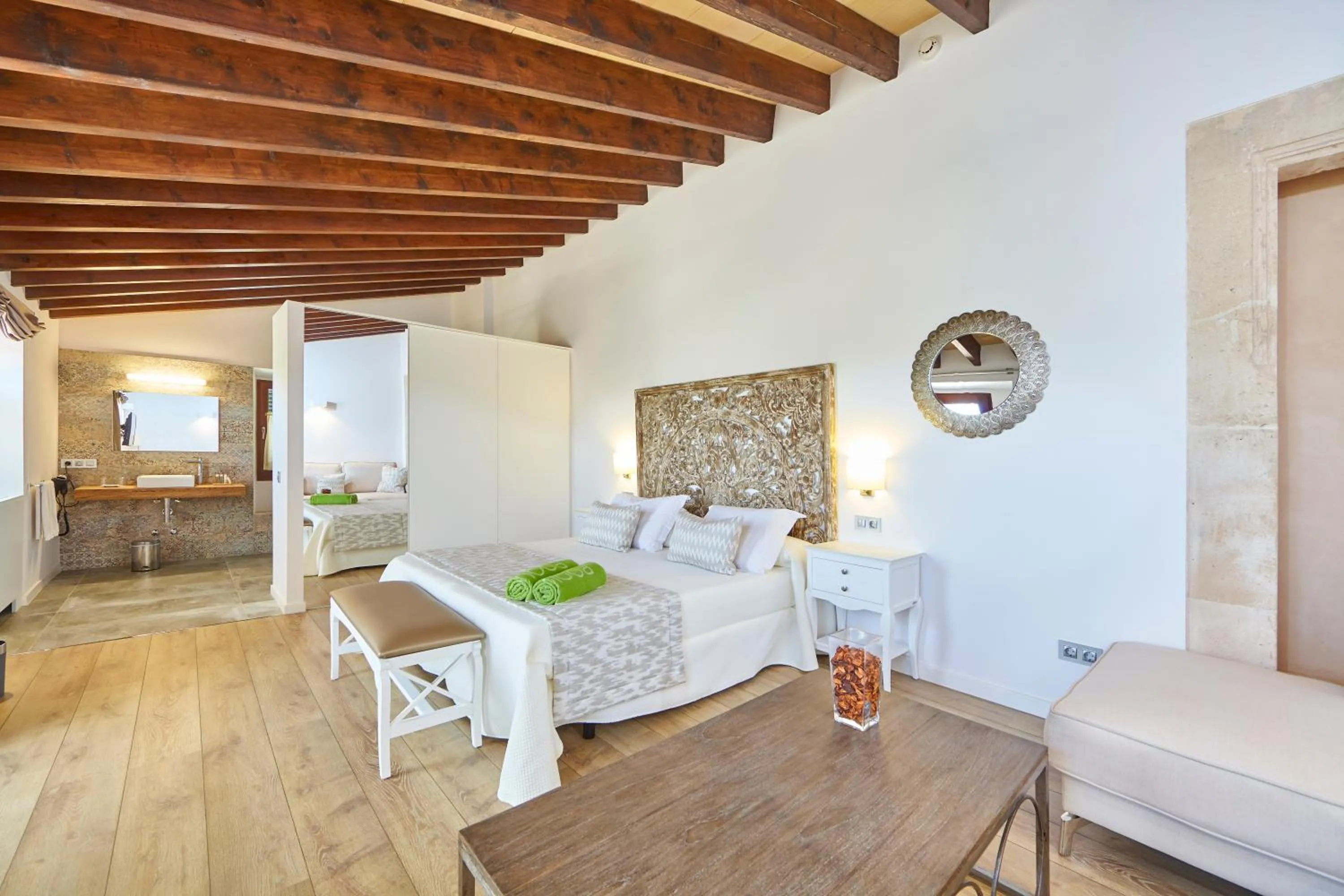 Bedroom, Bed in Bennoc Petit Hotel