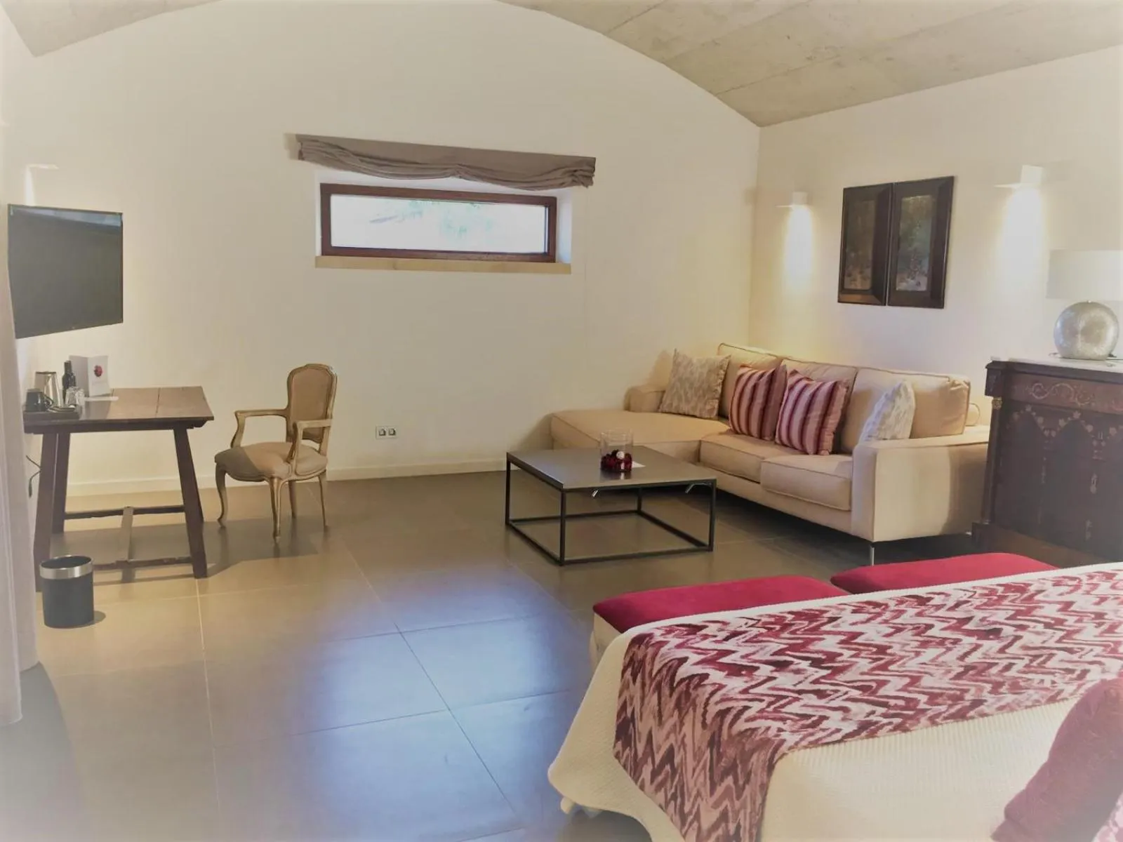 Photo of the whole room, Bed in Bennoc Petit Hotel