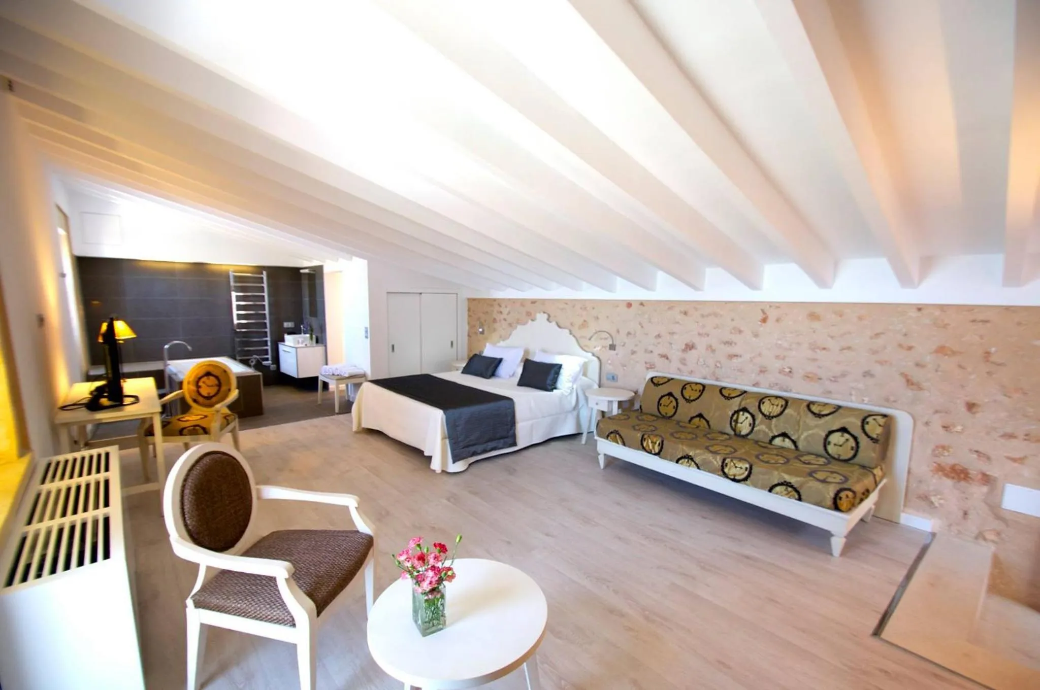 Photo of the whole room in Bennoc Petit Hotel