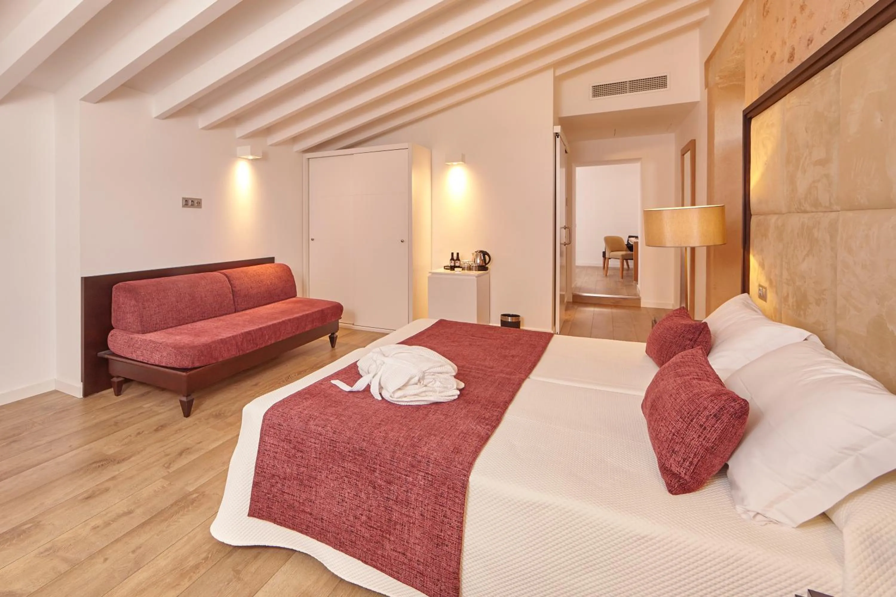 Photo of the whole room, Bed in Bennoc Petit Hotel