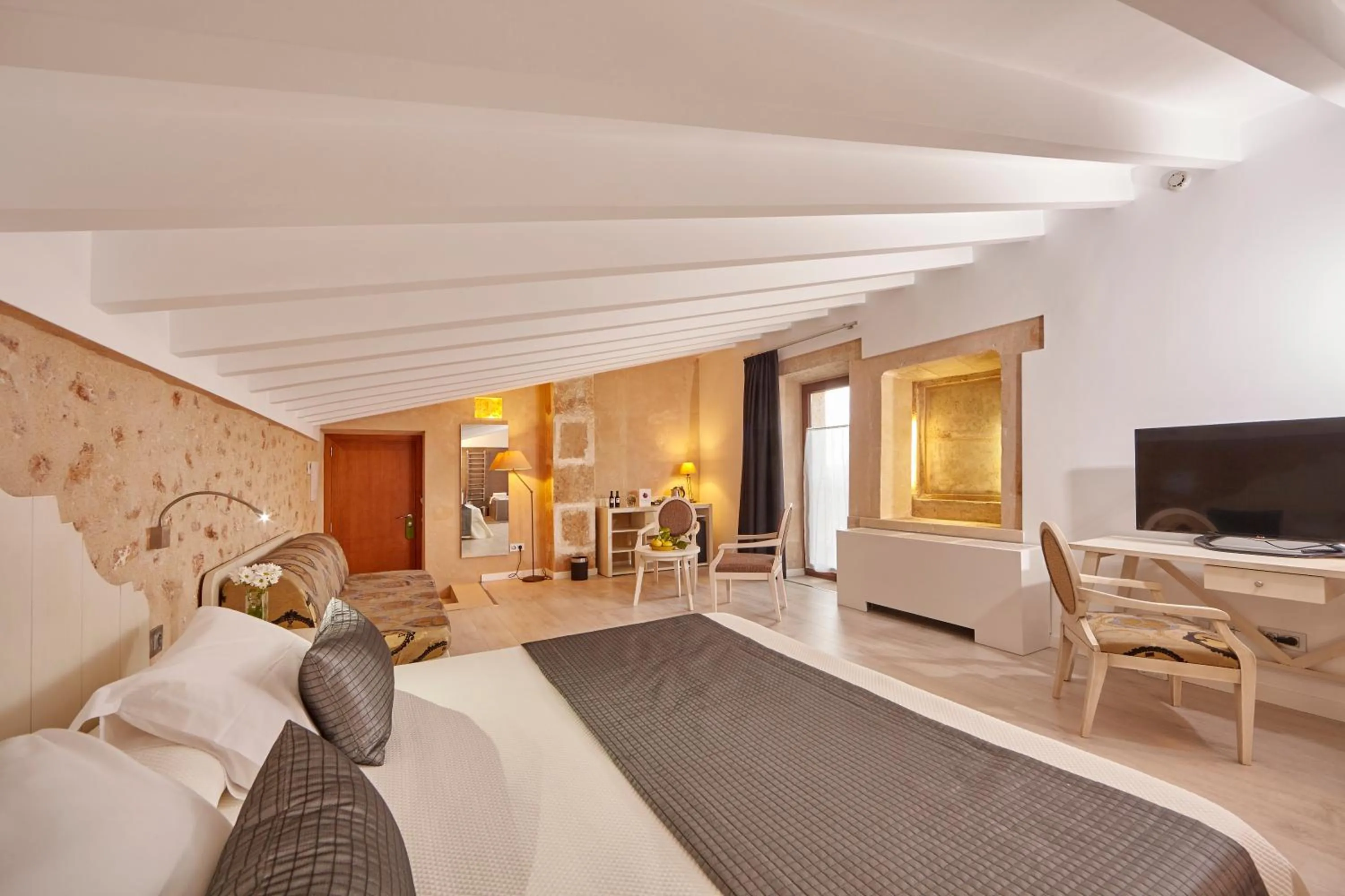 Living room, Bed in Bennoc Petit Hotel