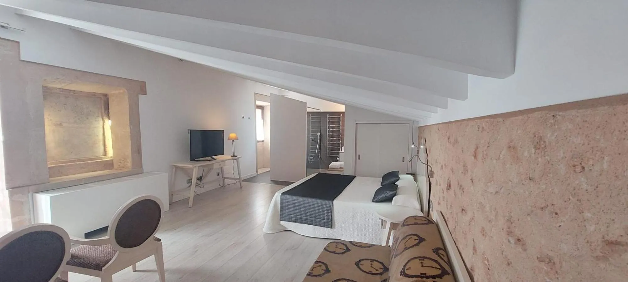 Photo of the whole room, Bed in Bennoc Petit Hotel