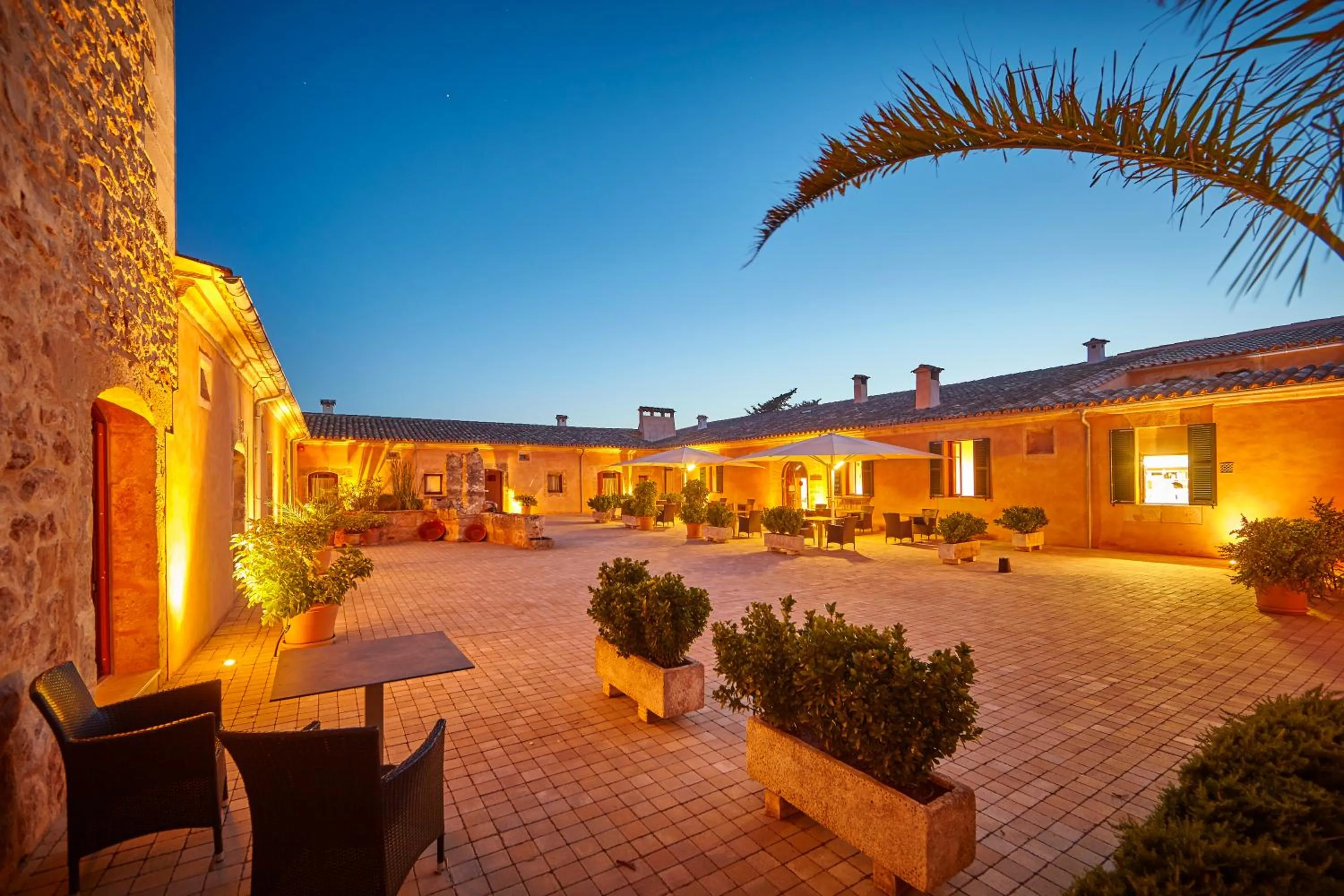 Property building in Bennoc Petit Hotel