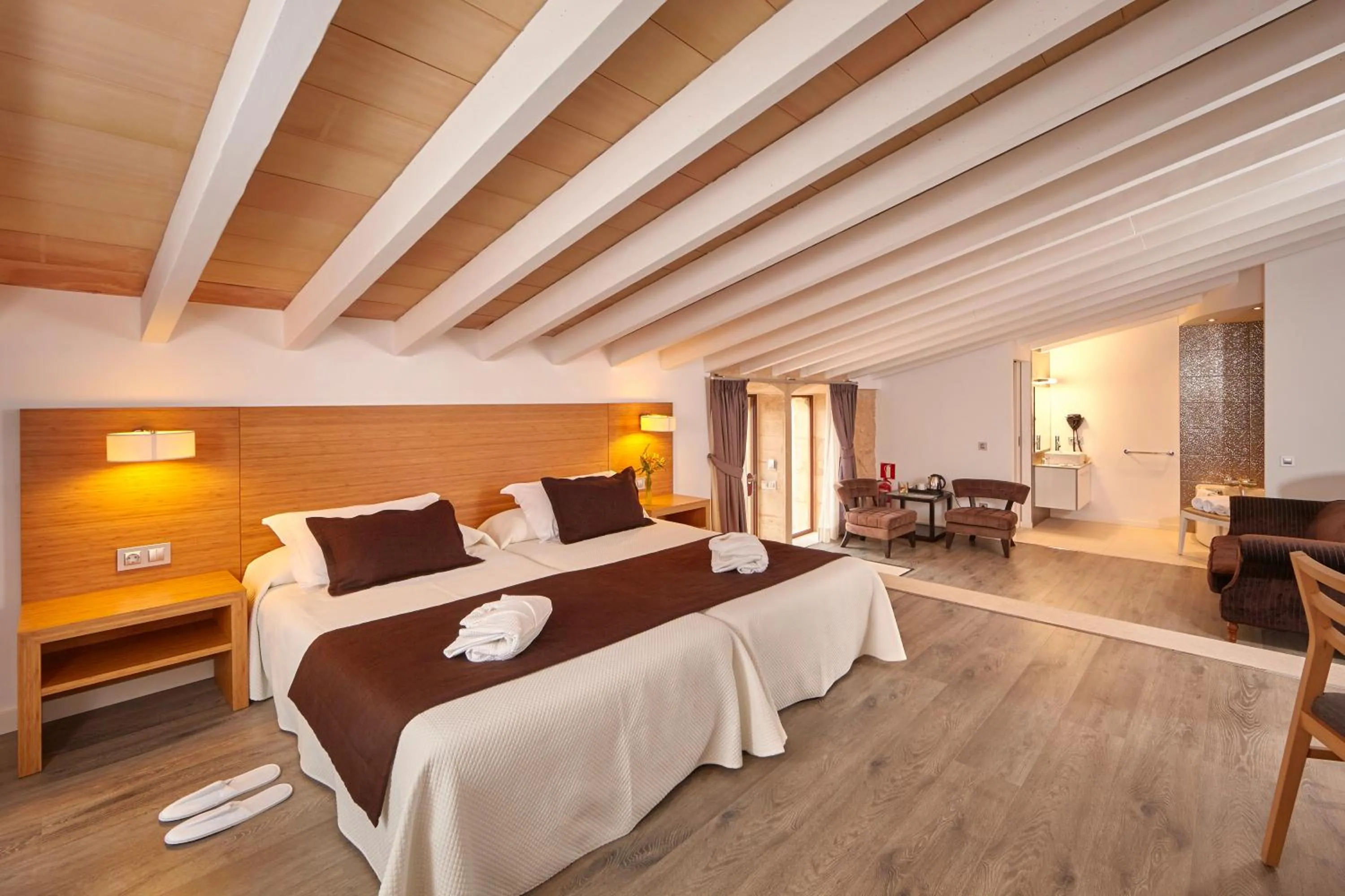 Bedroom, Bed in Bennoc Petit Hotel