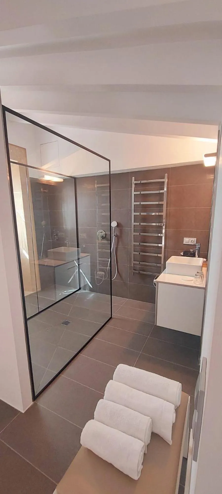 Bathroom, Bed in Bennoc Petit Hotel