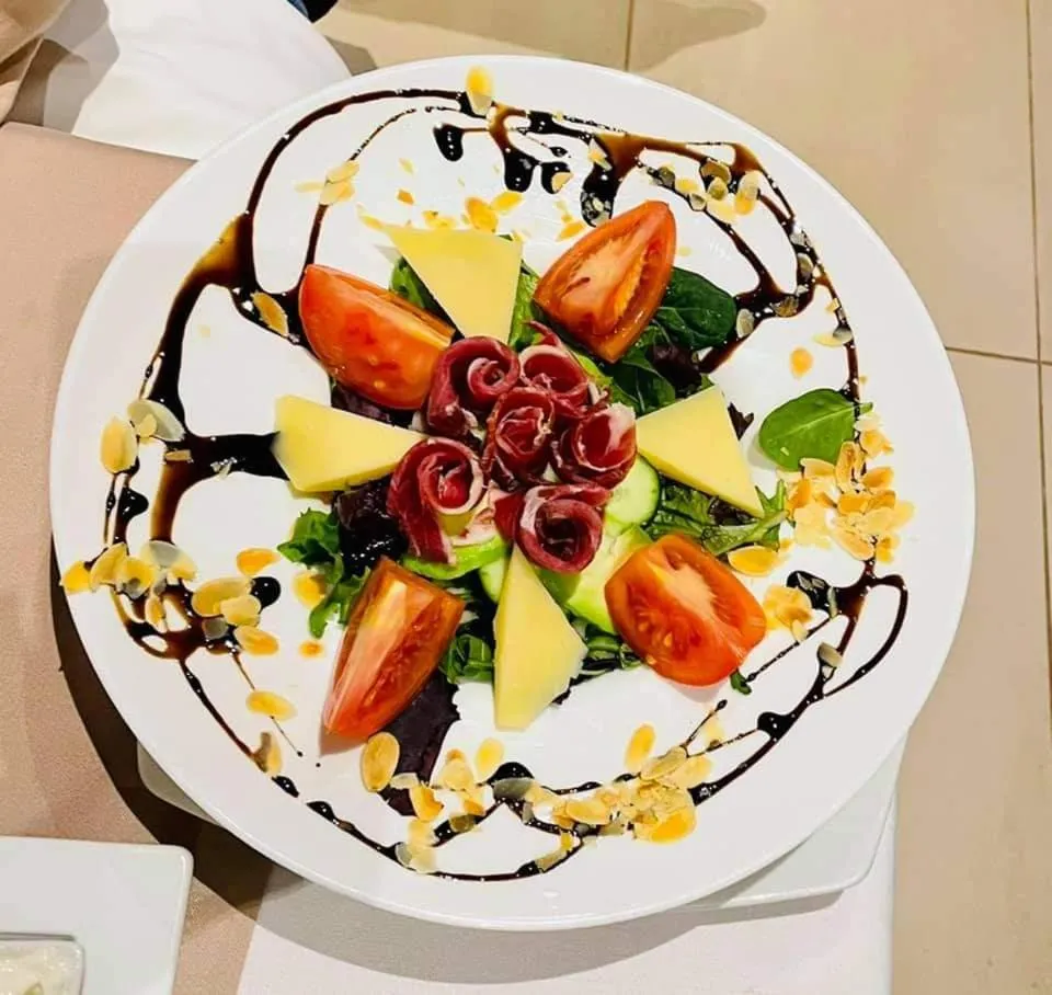 Restaurant/places to eat in Bennoc Petit Hotel