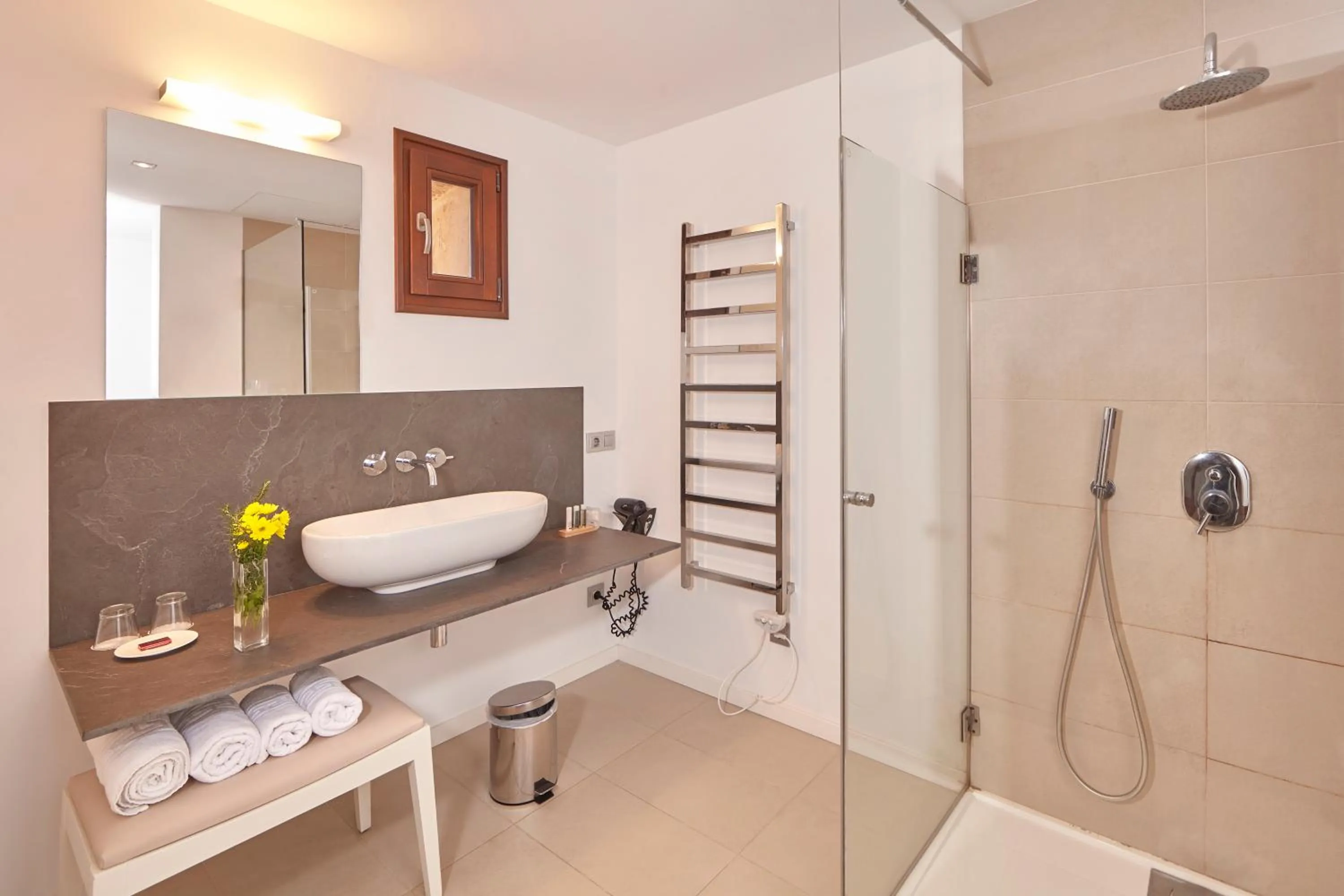 Shower in Bennoc Petit Hotel