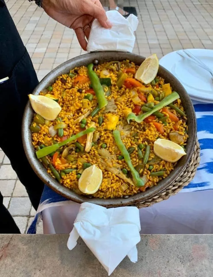 Restaurant/places to eat in Bennoc Petit Hotel