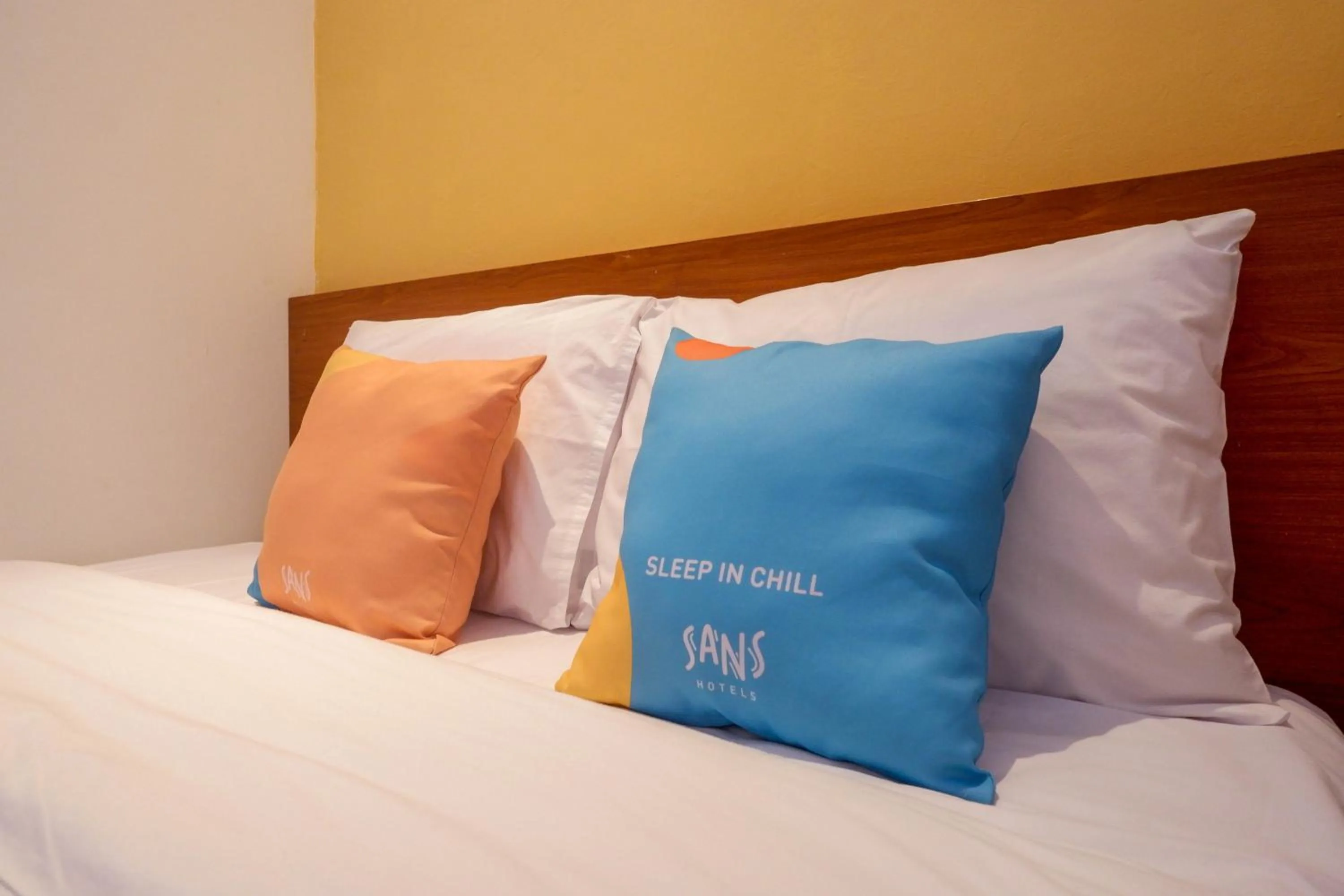 Bedroom, Bed in Sans Hotel Pippo Yogyakarta by RedDoorz