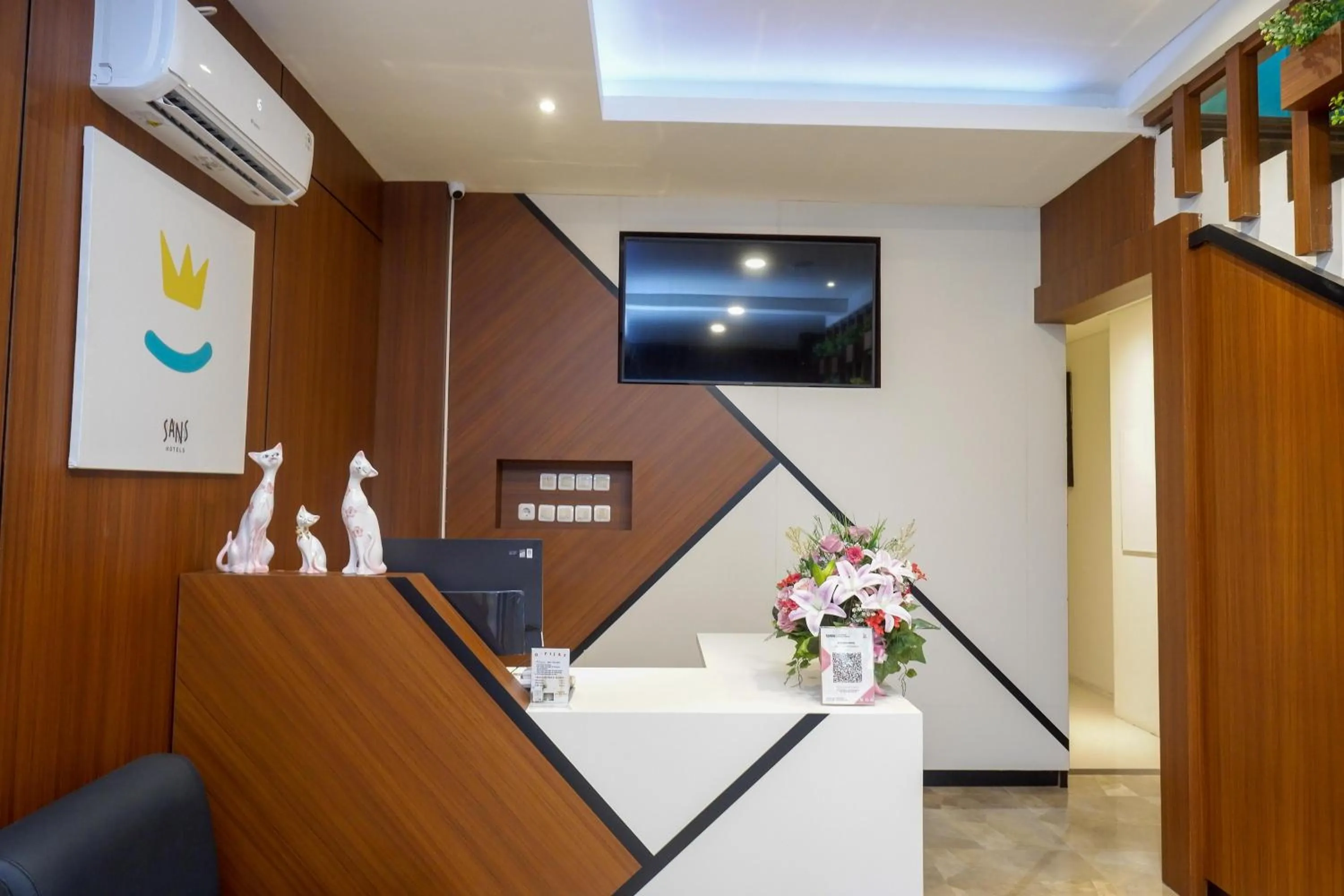 Lobby or reception in Sans Hotel Pippo Yogyakarta by RedDoorz