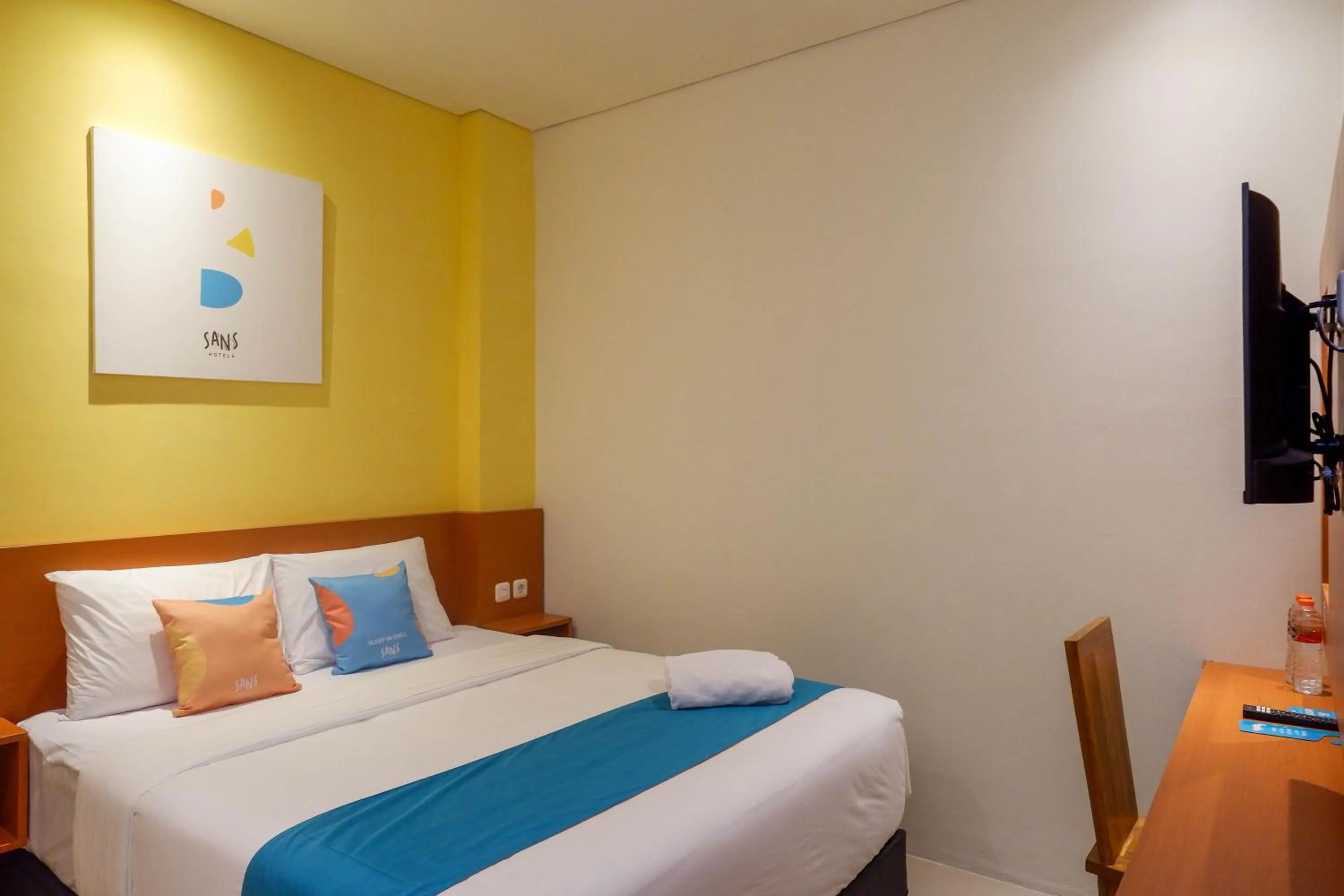 Bedroom, Bed in Sans Hotel Pippo Yogyakarta by RedDoorz