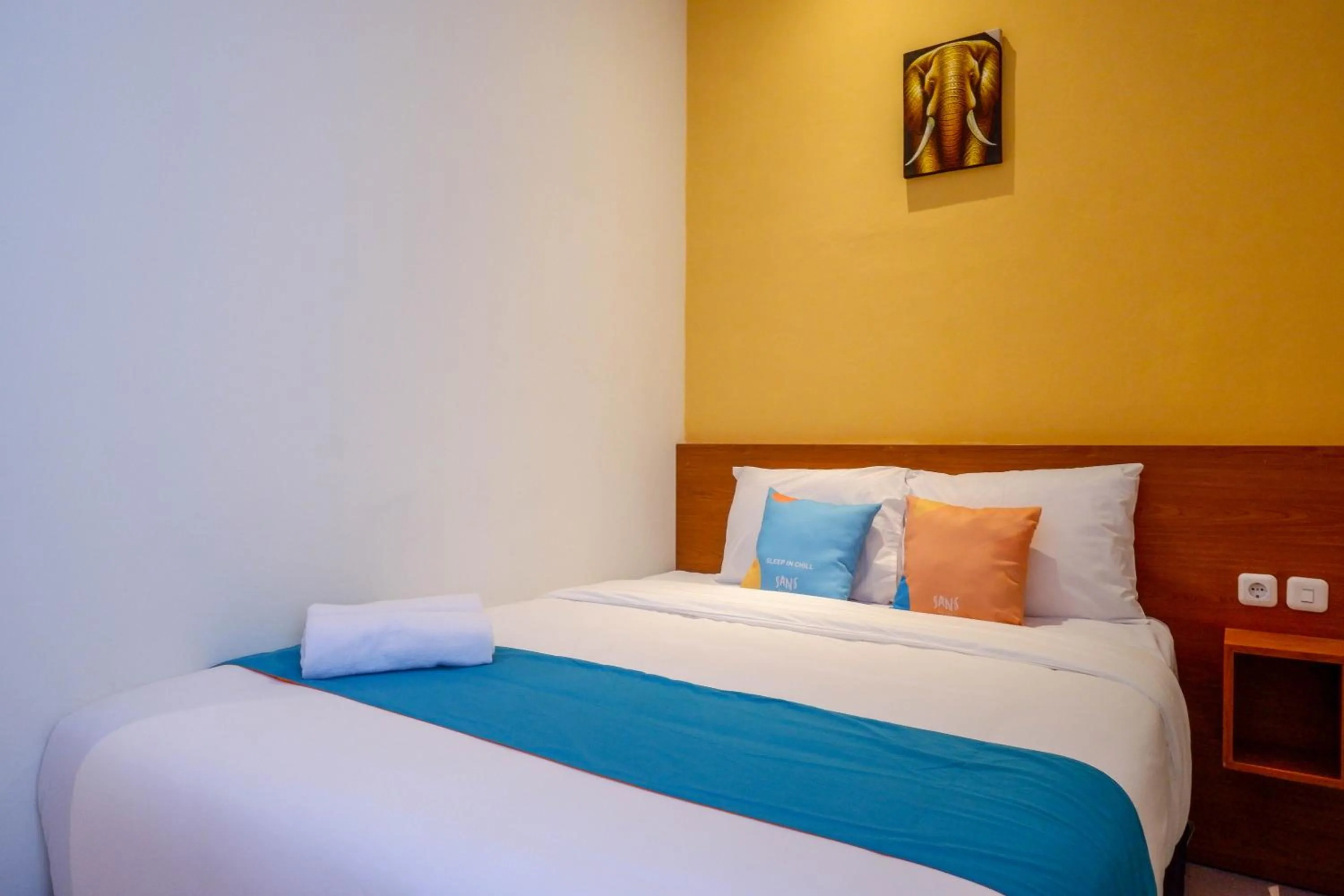 Bedroom, Bed in Sans Hotel Pippo Yogyakarta by RedDoorz