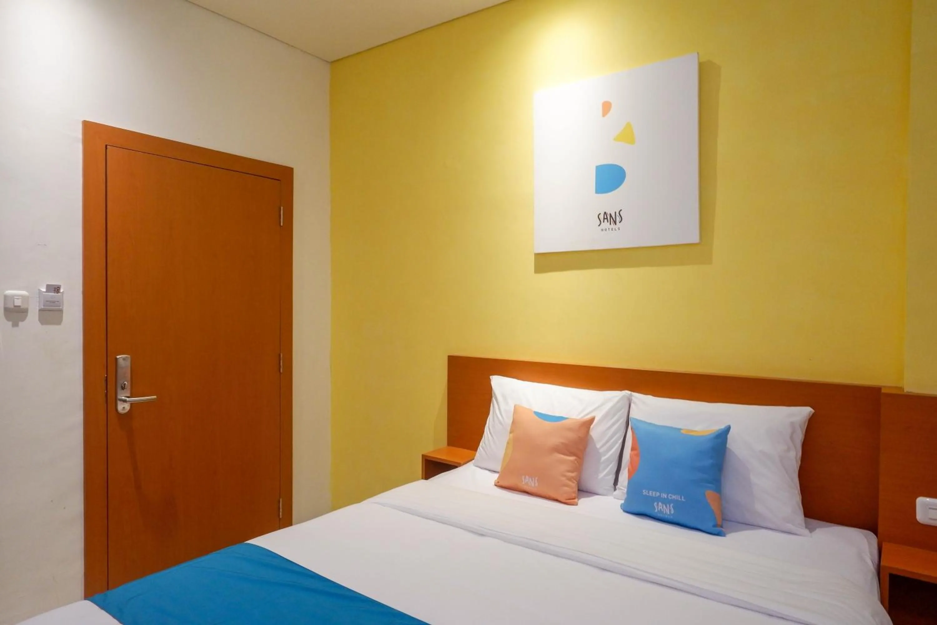 Bedroom, Bed in Sans Hotel Pippo Yogyakarta by RedDoorz