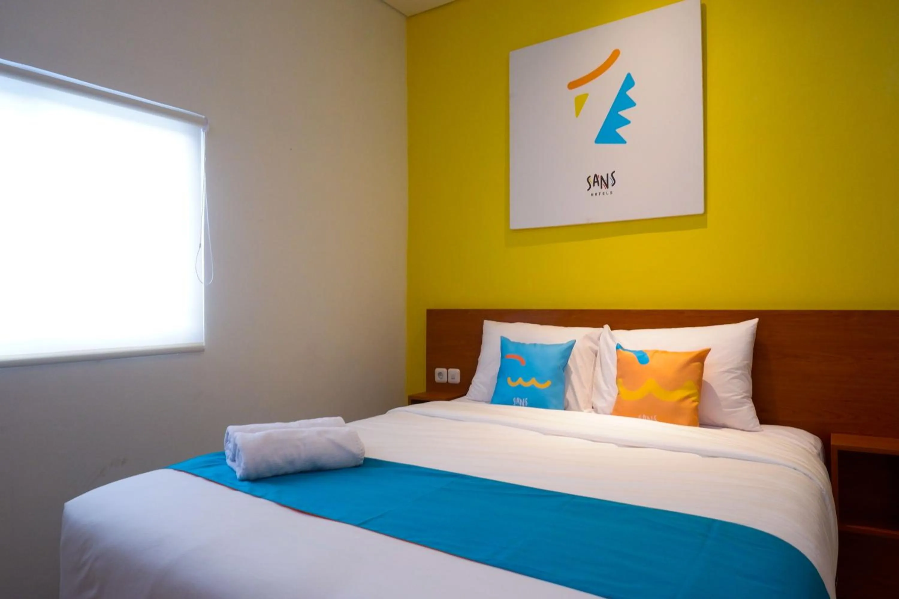 Bedroom, Bed in Sans Hotel Pippo Yogyakarta by RedDoorz