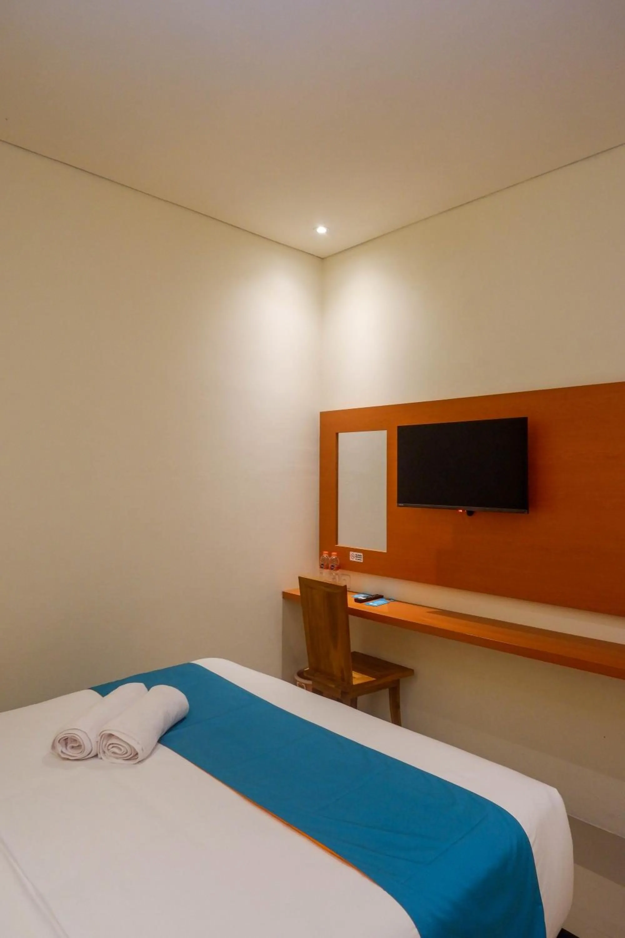 Bedroom, Bed in Sans Hotel Pippo Yogyakarta by RedDoorz
