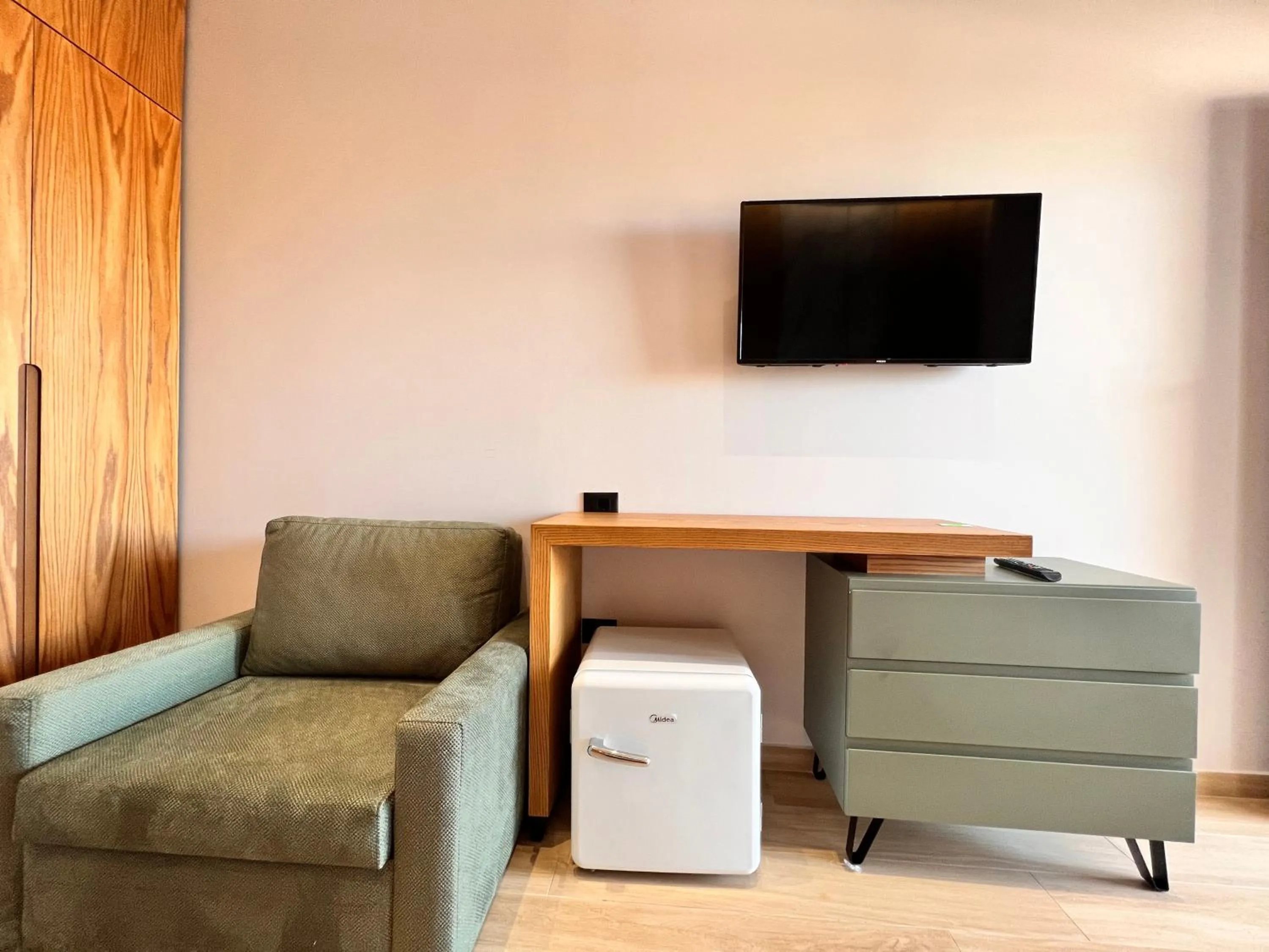 TV and multimedia in Happy Stay