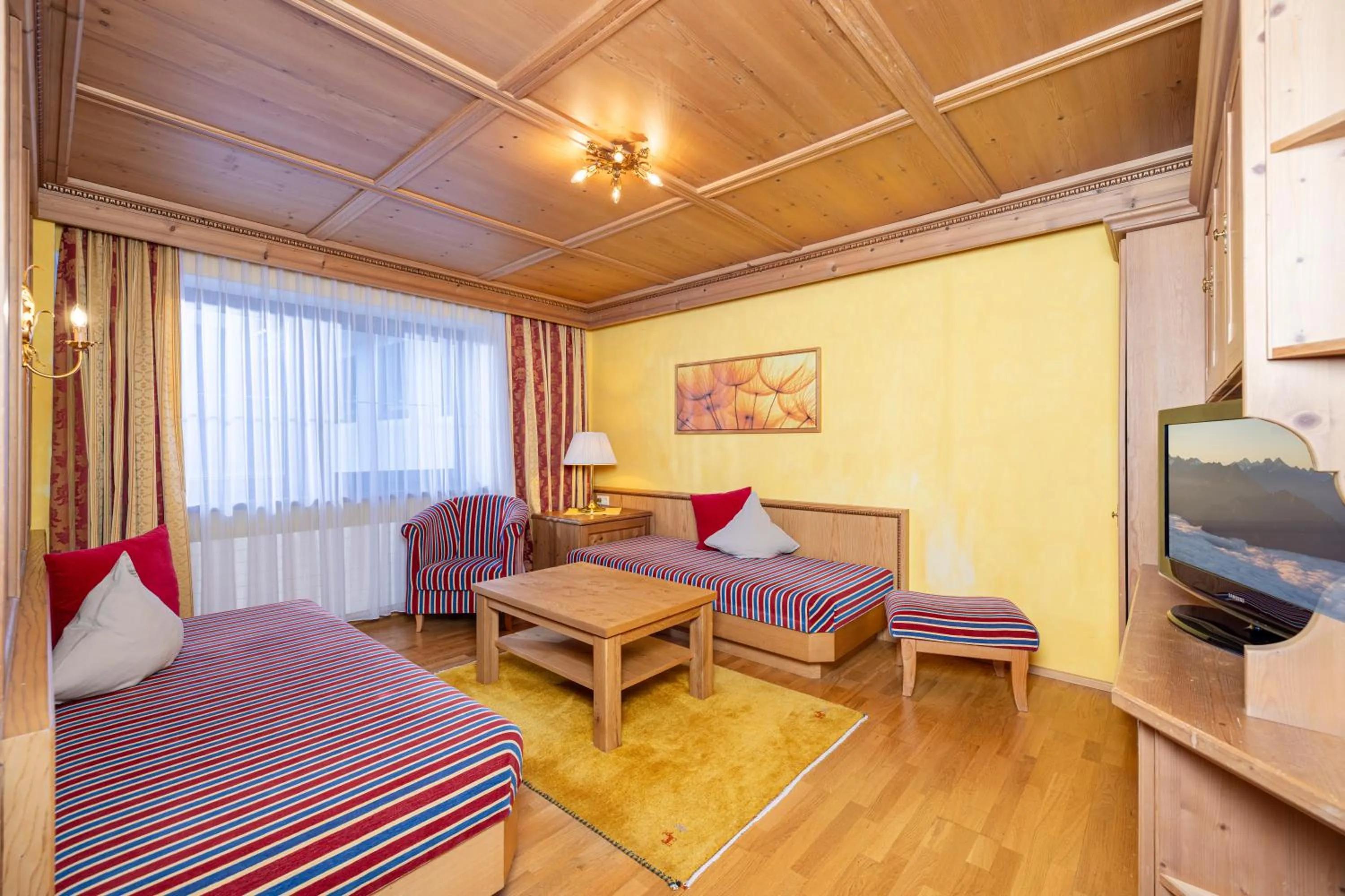 Living room, Bed in Aparthotel Landhaus St. Joseph (Indoor Pool)