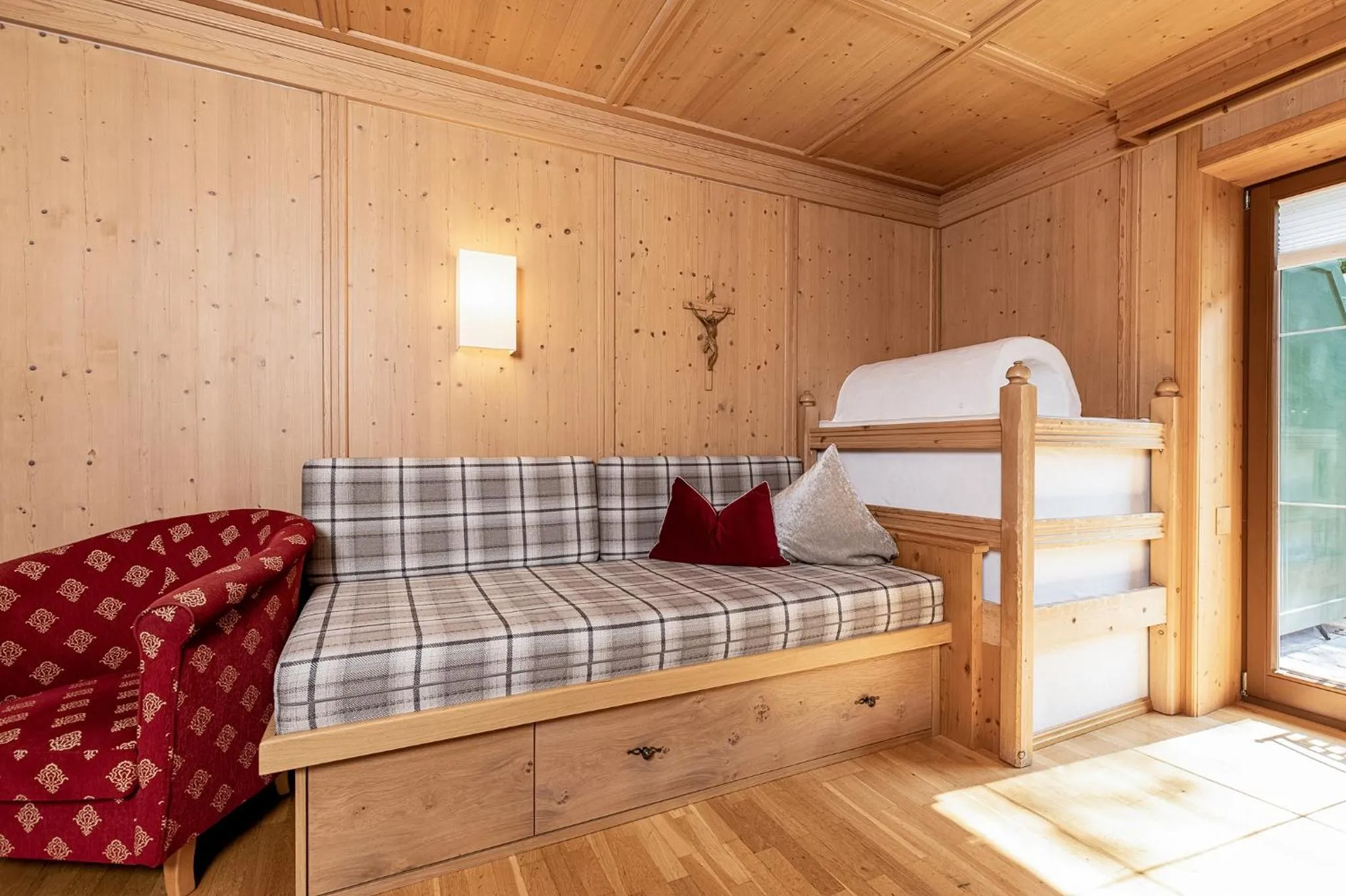 Living room, Bed in Aparthotel Landhaus St. Joseph (Indoor Pool)