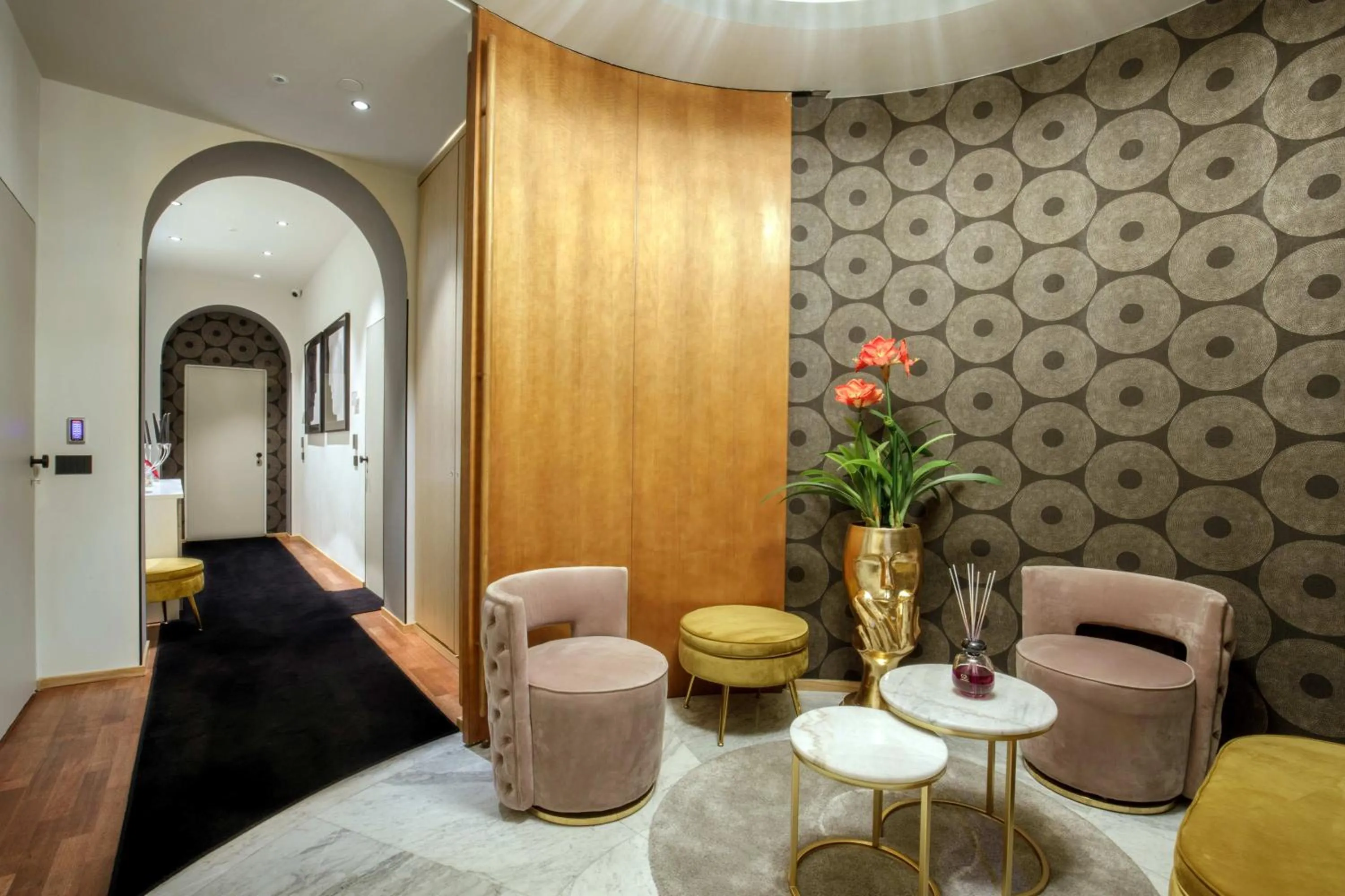 Communal lounge/ TV room in Condotti Boutique Hotel