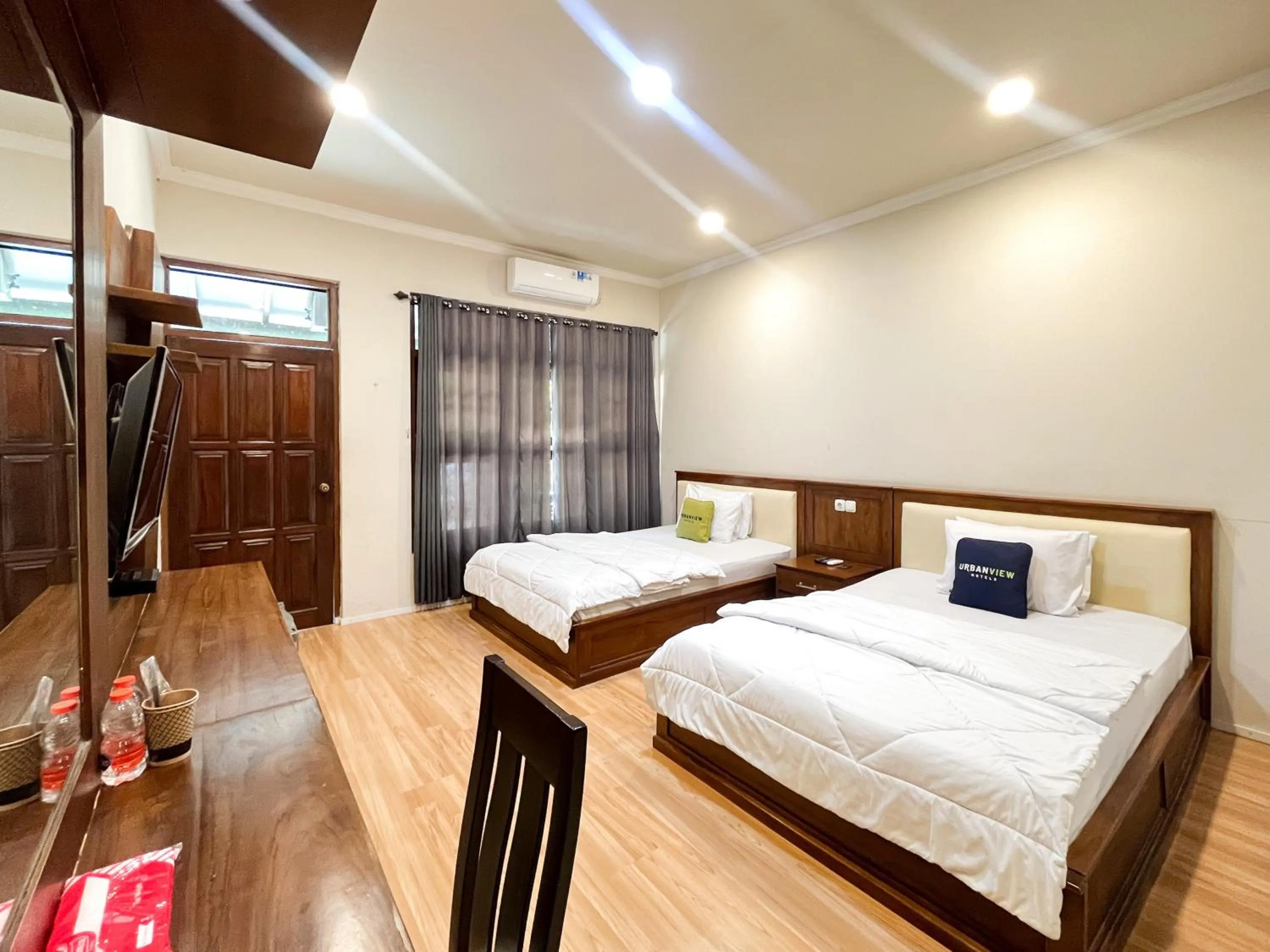 Bedroom, Bed in Urbanview Hotel Kumala Banyuwangi by RedDoorz