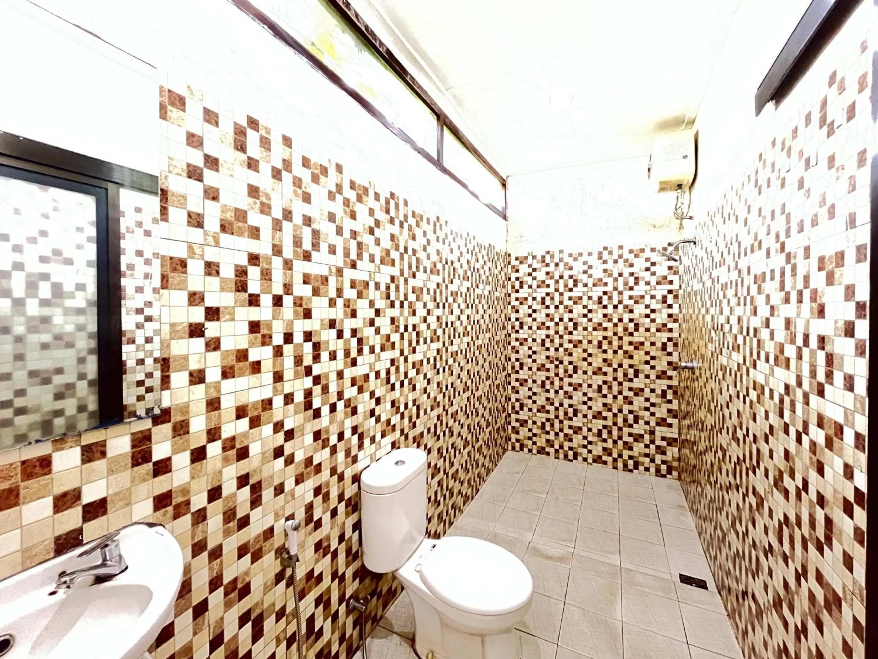 Bathroom in Urbanview Hotel Kumala Banyuwangi by RedDoorz