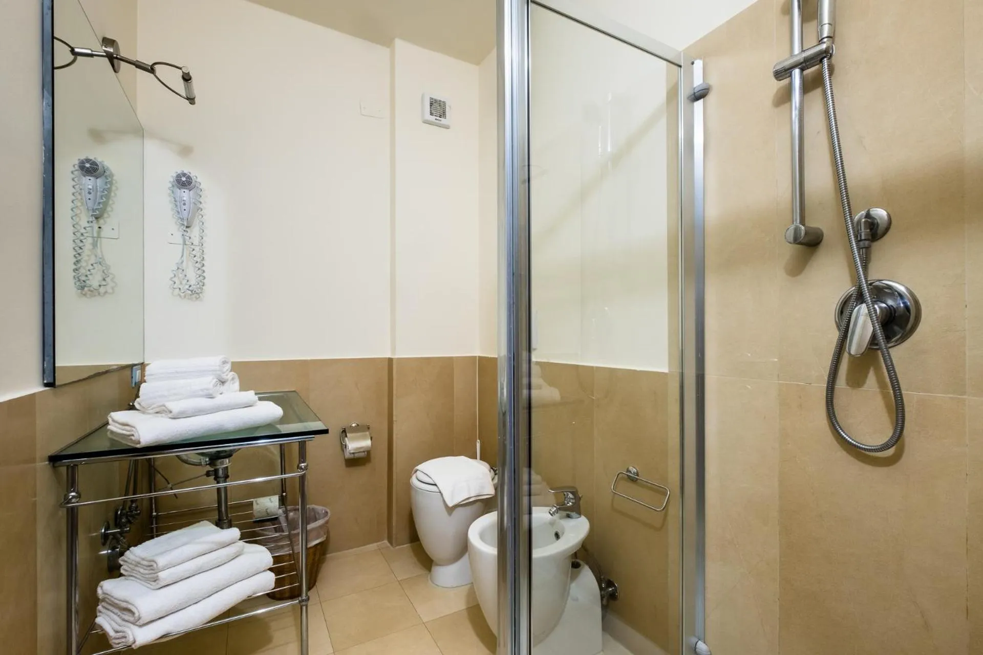 Shower in Canado Family Hotel