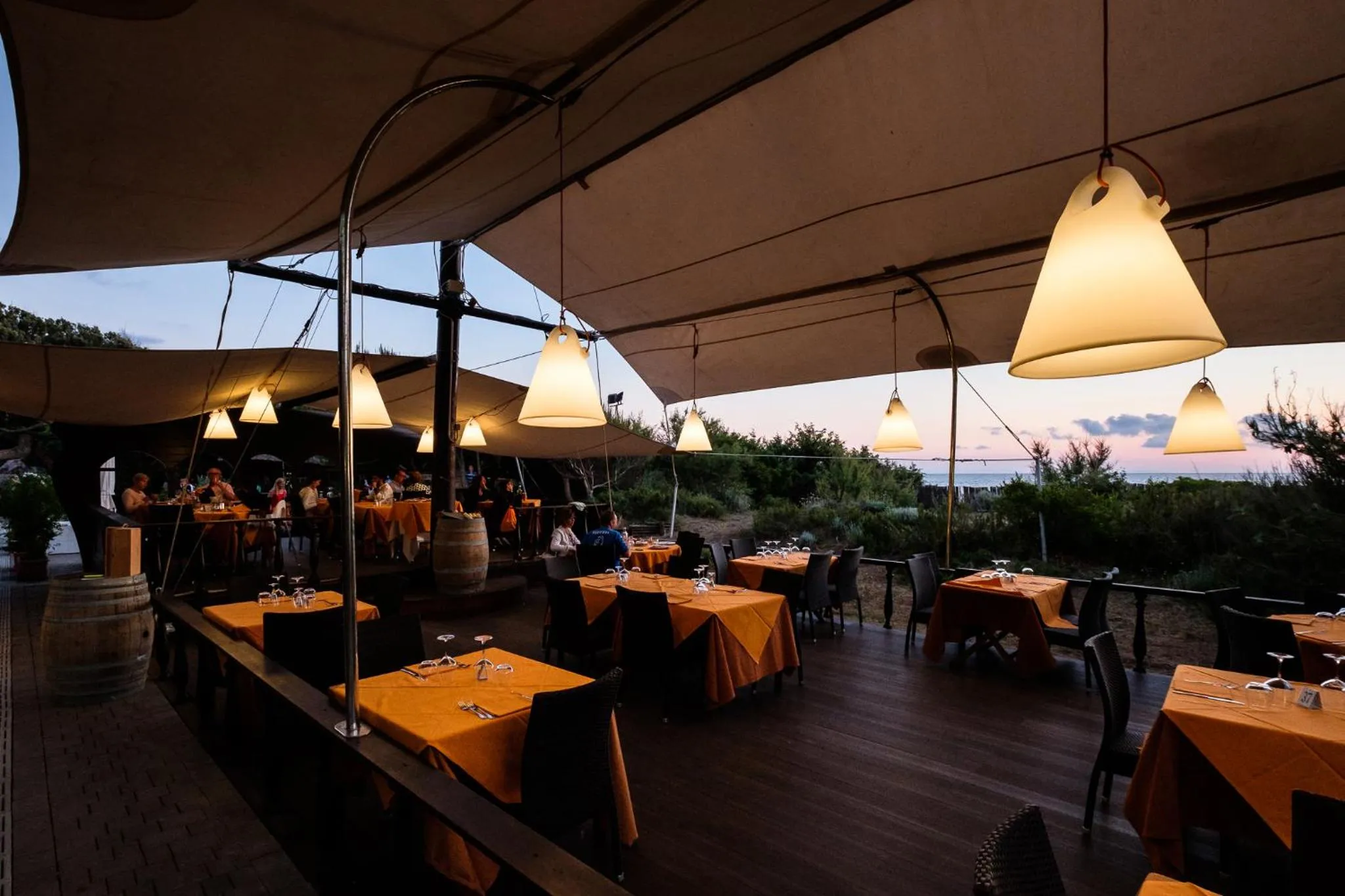 Restaurant/places to eat in Canado Family Hotel