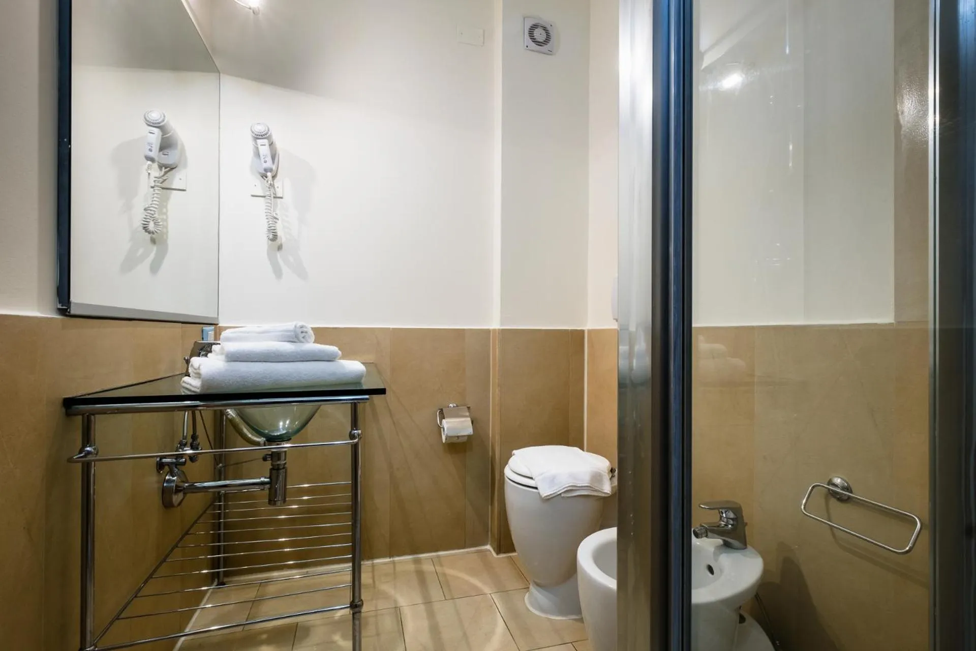 Toilet in Canado Family Hotel