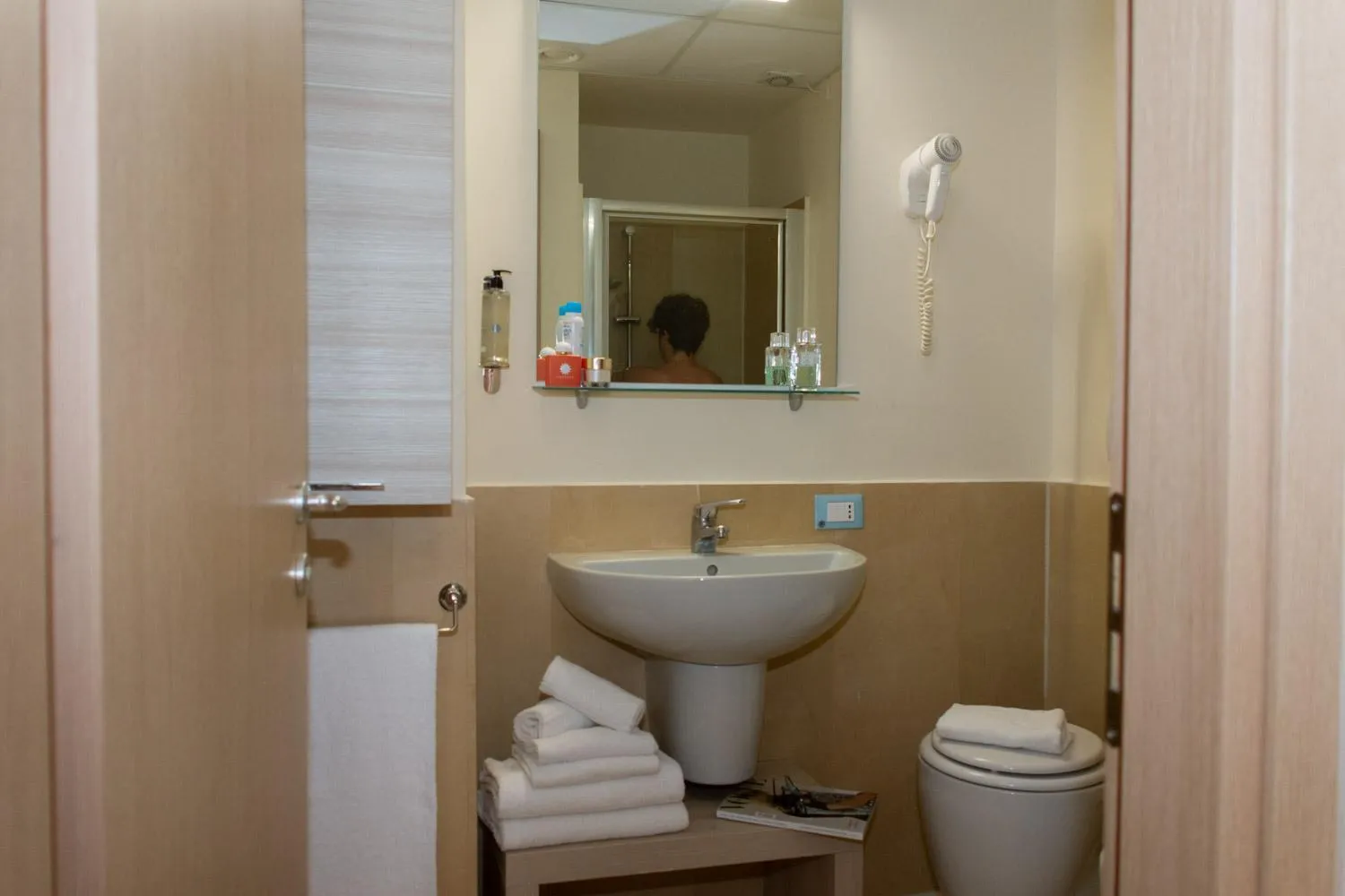 Toilet in Canado Family Hotel