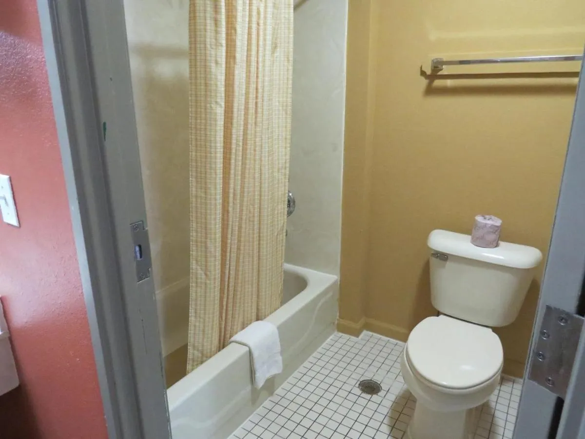 Bathroom in FIRST WESTERN INN