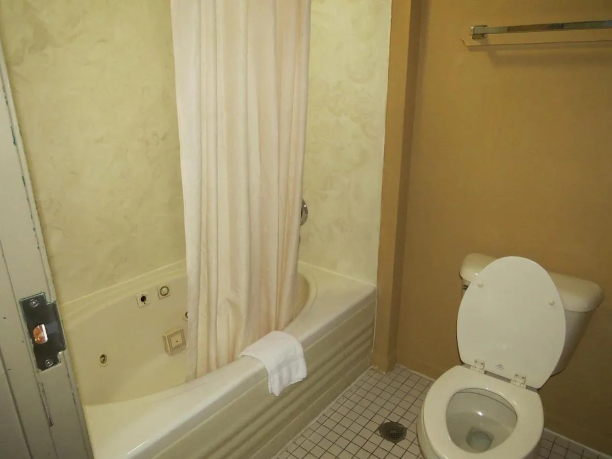 Bathroom in FIRST WESTERN INN