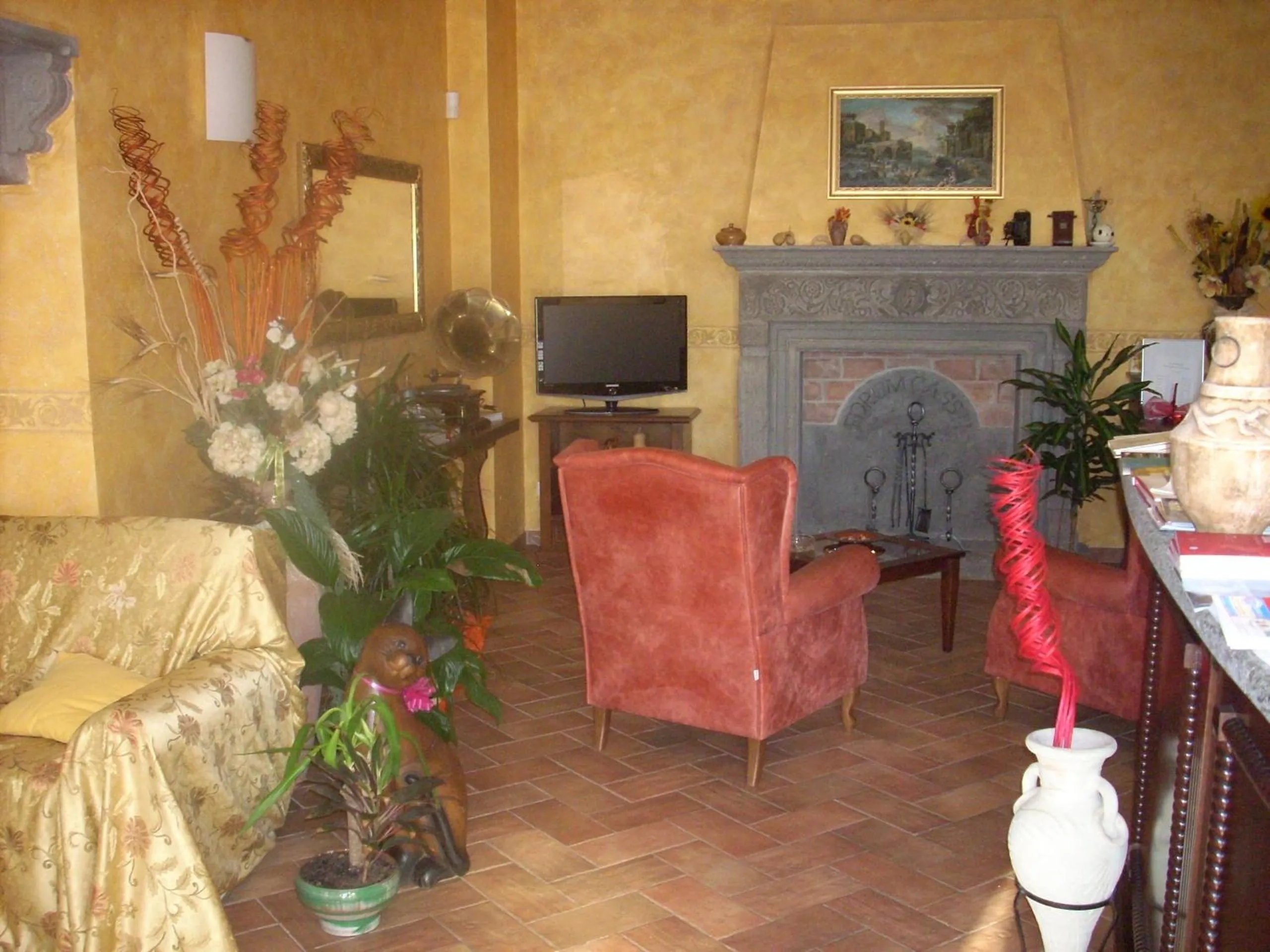 Communal lounge/ TV room in Antica Locanda Della Via Francigena