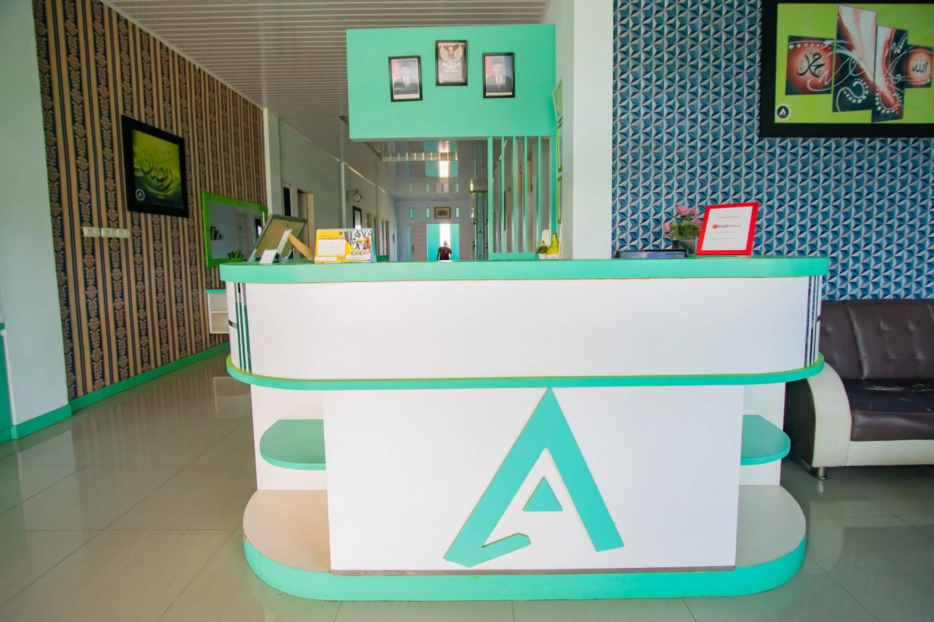 Lobby or reception in RedDoorz Syariah near Pantai Bali Abdya Blang Pidie