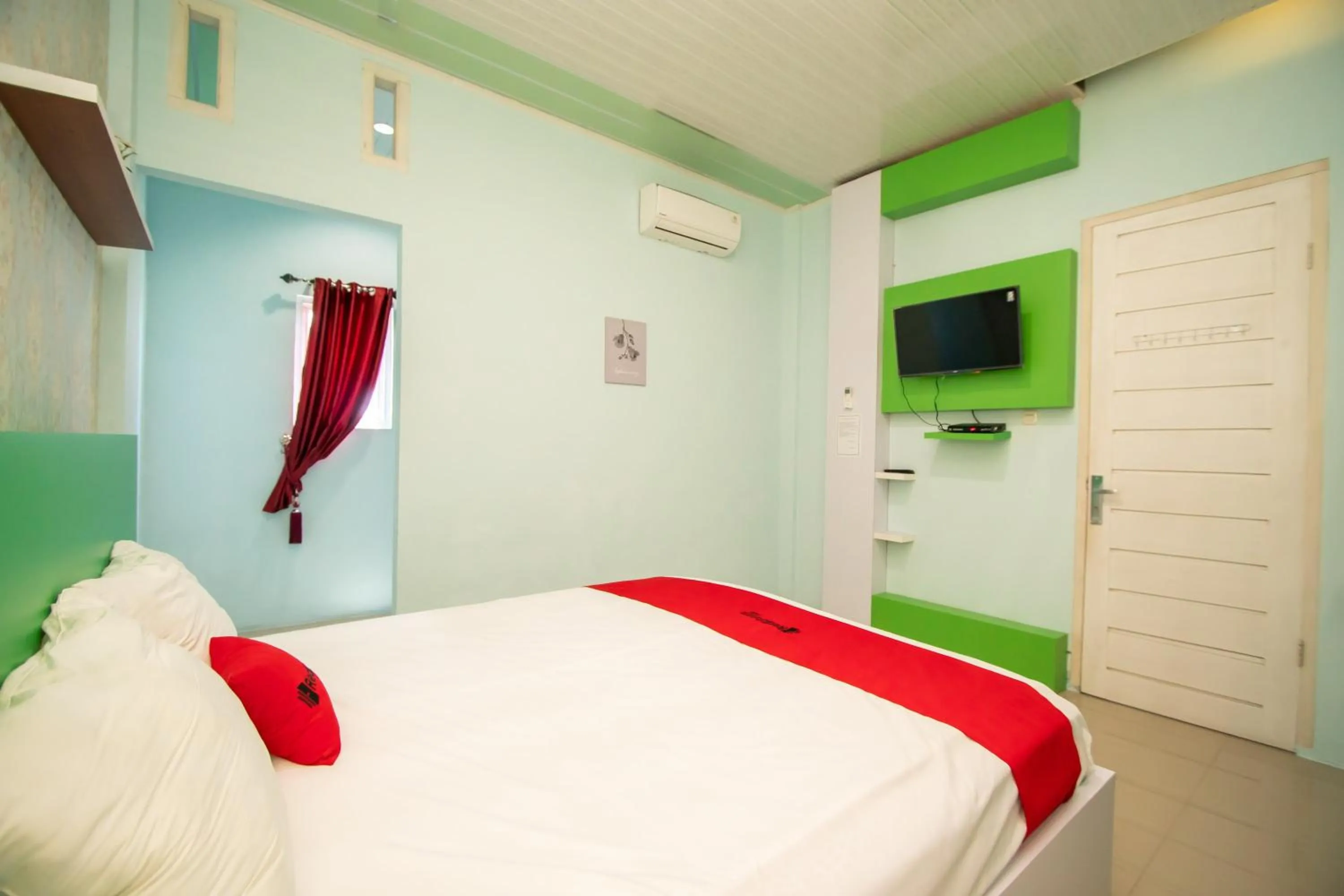 Bedroom, Bed in RedDoorz Syariah near Pantai Bali Abdya Blang Pidie