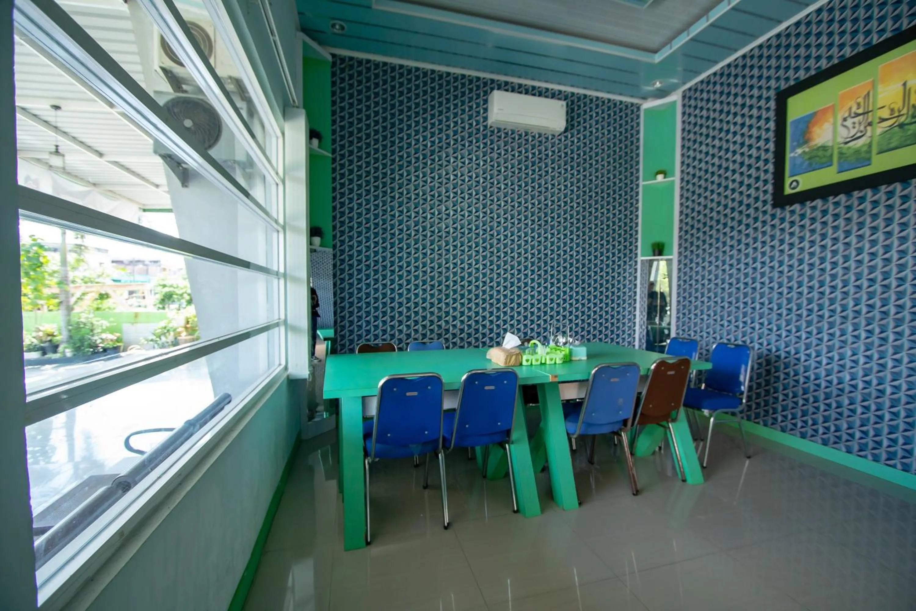 Dining area in RedDoorz Syariah near Pantai Bali Abdya Blang Pidie