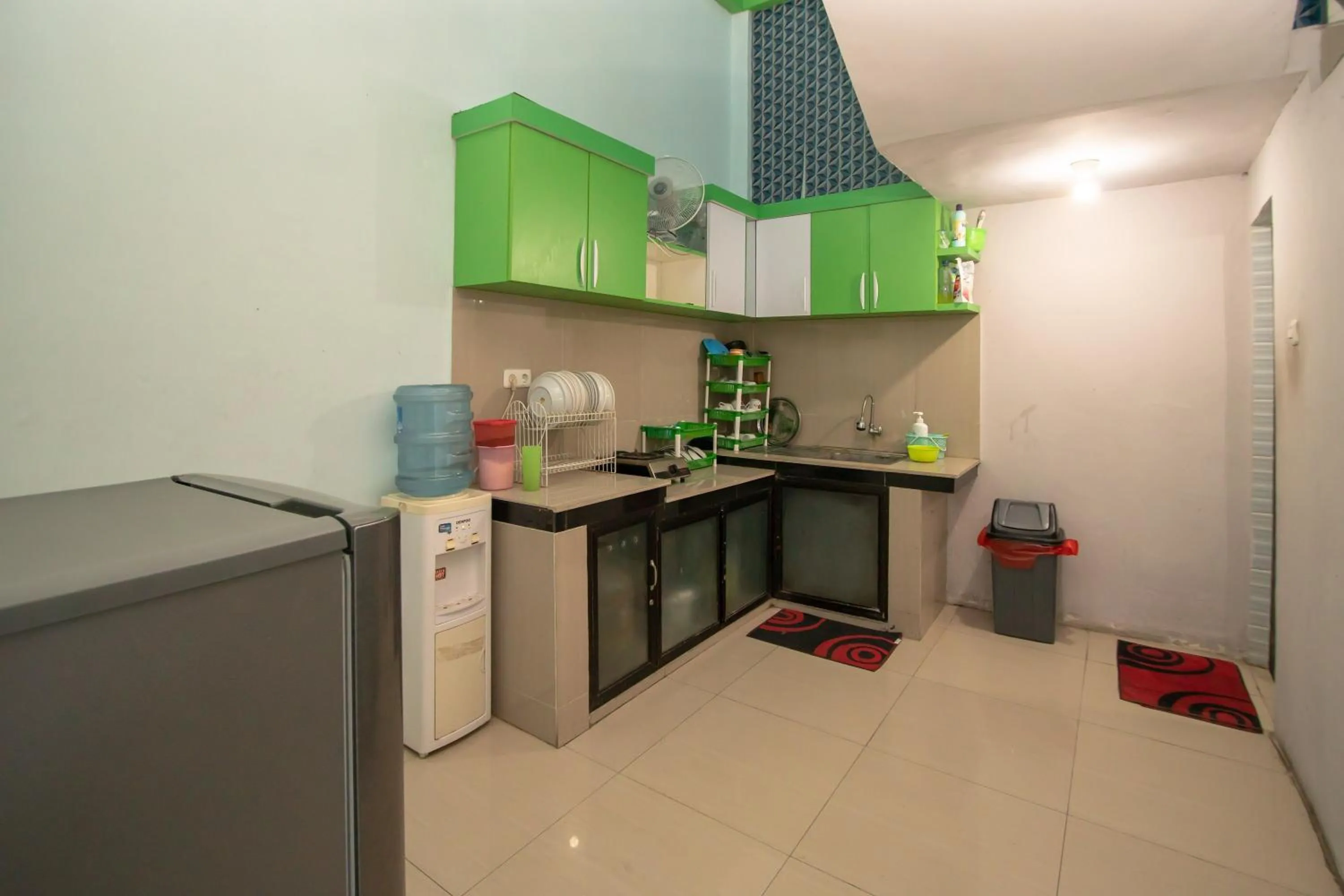 Kitchen or kitchenette in RedDoorz Syariah near Pantai Bali Abdya Blang Pidie